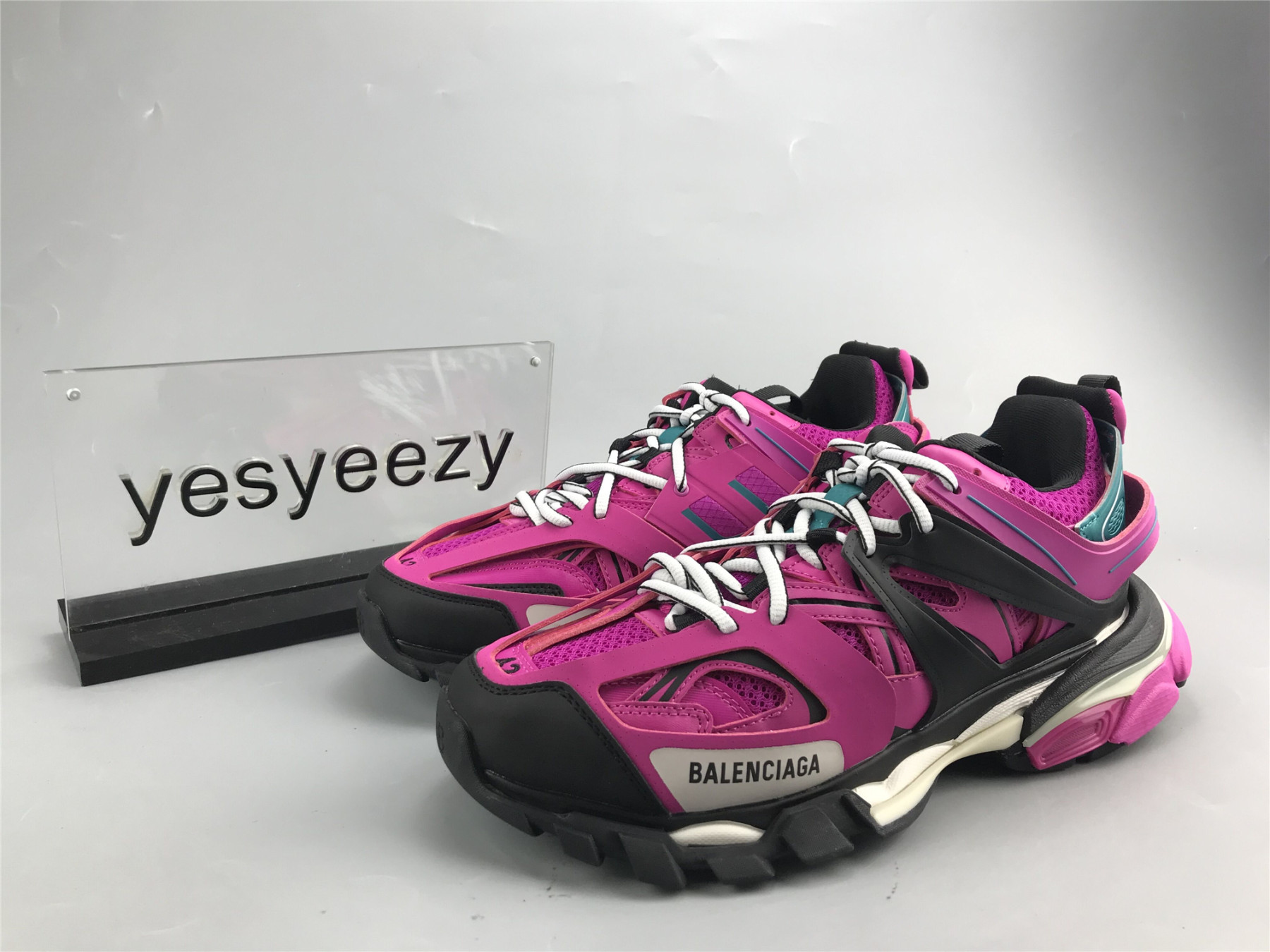 UA TRACK TRAINER BLACK PLUM SNEAKER