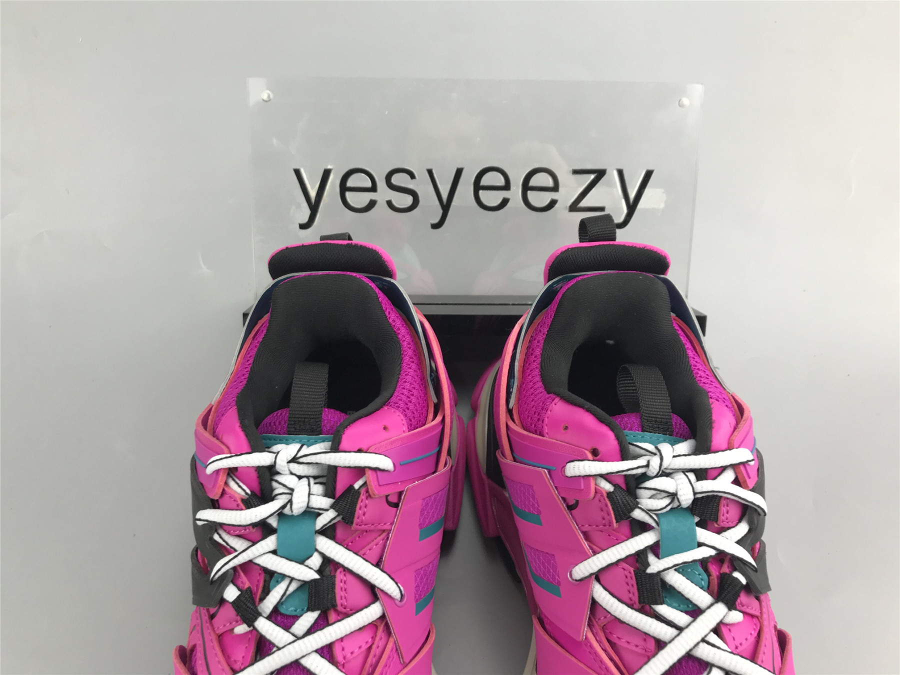 UA TRACK TRAINER BLACK PLUM SNEAKER