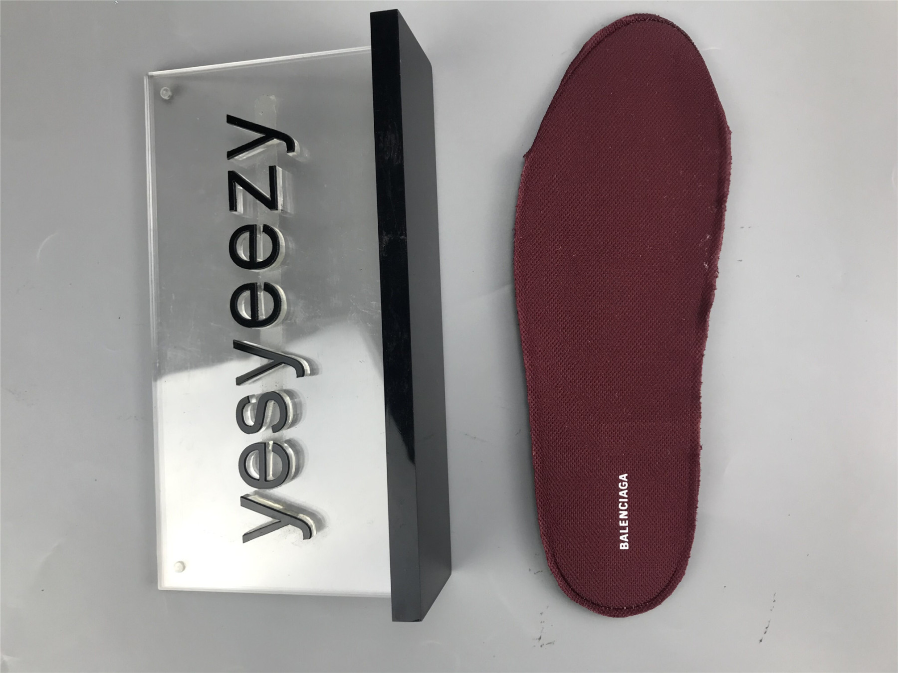 UA TRACK TRAINER WHITE BURGUNDY SNEAKER