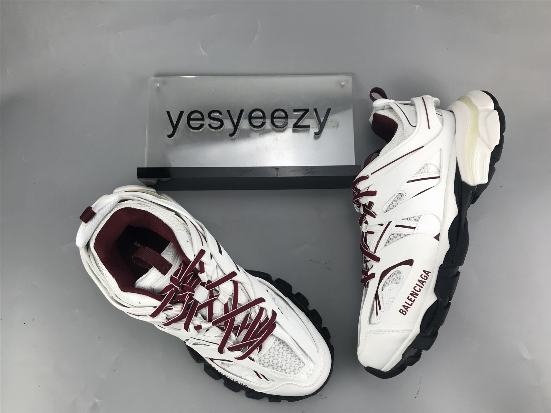 UA TRACK TRAINER WHITE BURGUNDY SNEAKER
