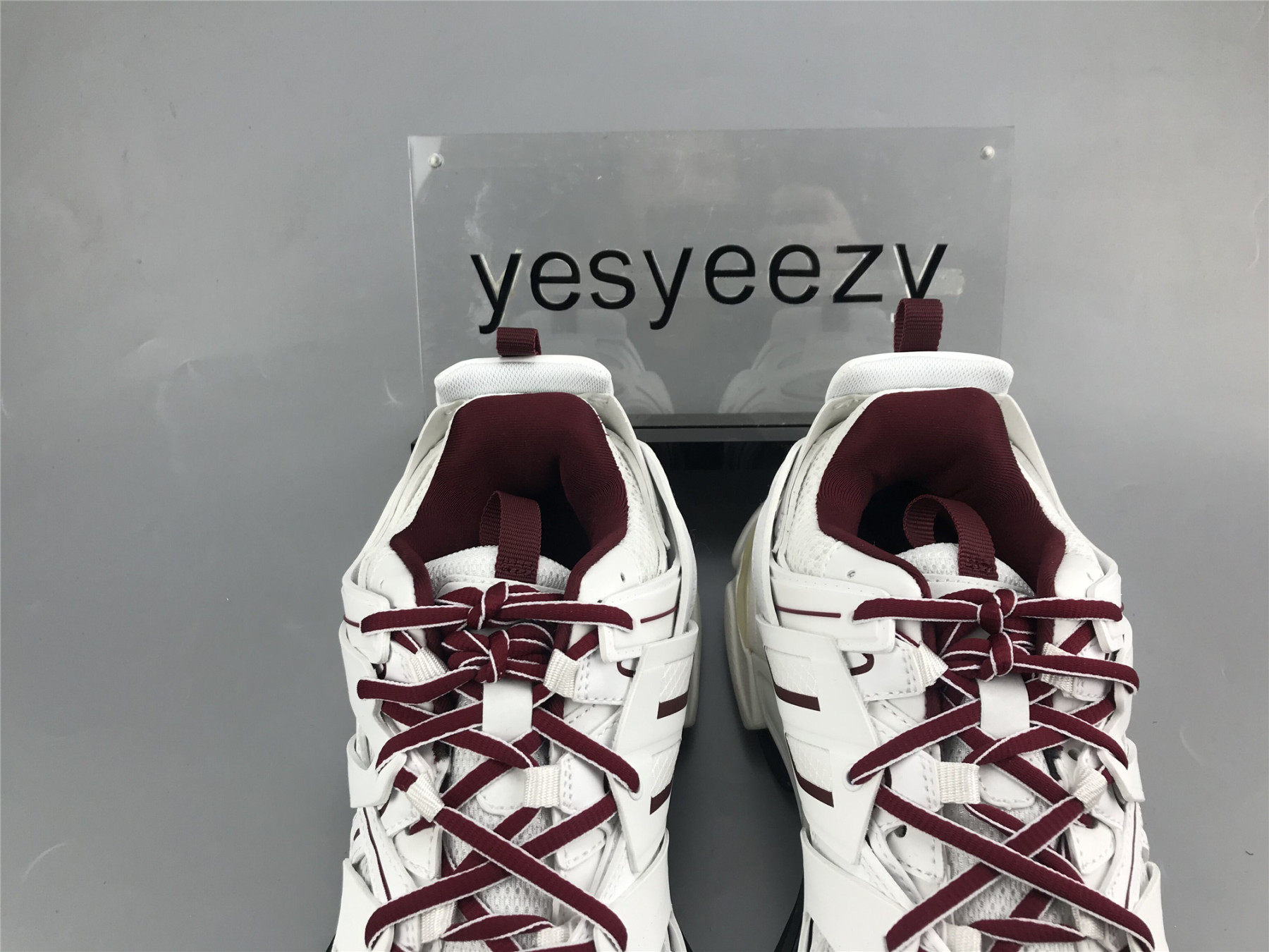 UA TRACK TRAINER WHITE BURGUNDY SNEAKER