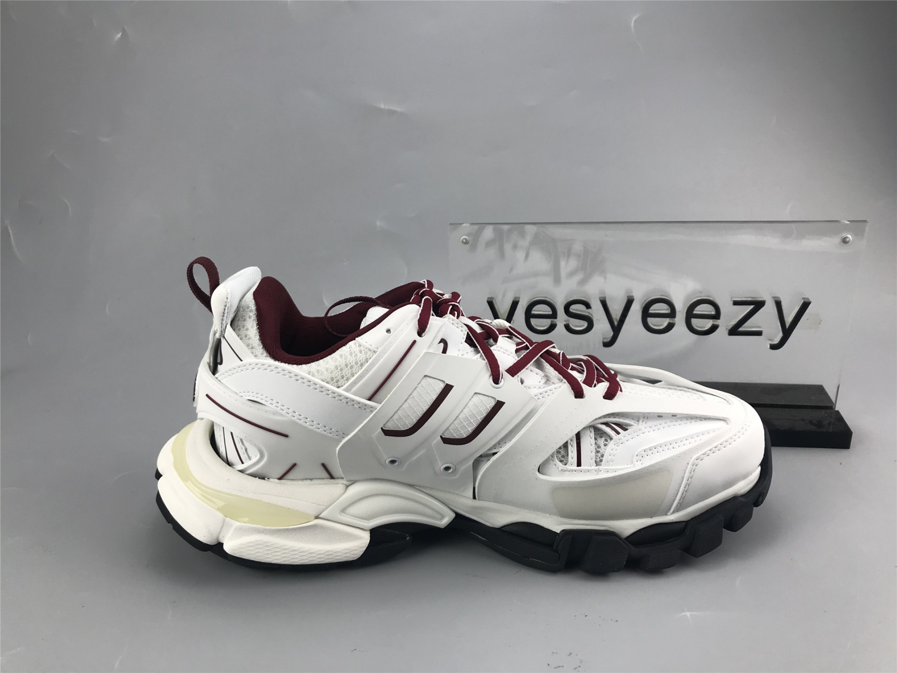 UA TRACK TRAINER WHITE BURGUNDY SNEAKER