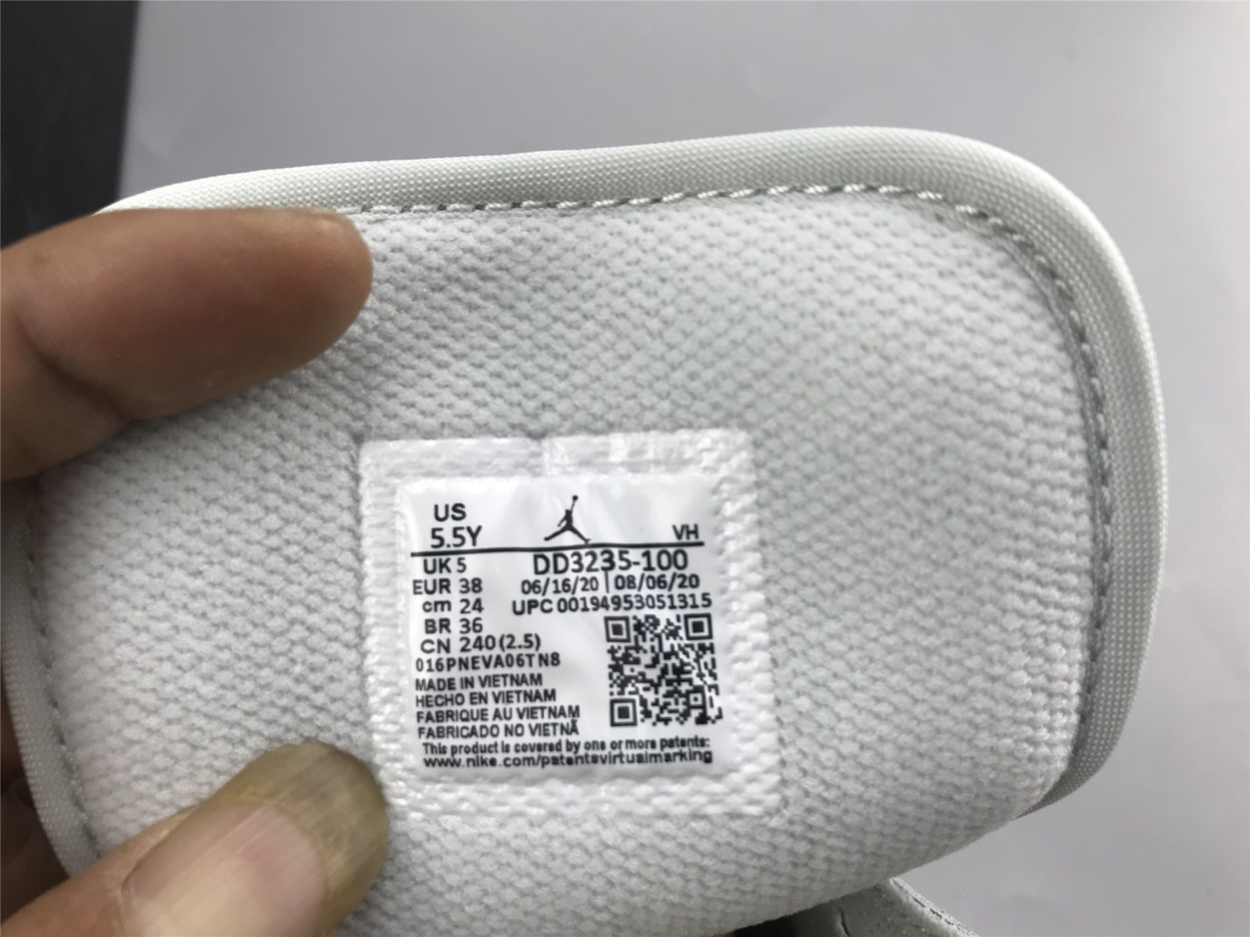 UA AIR JORDAN 1 MID SE GS 