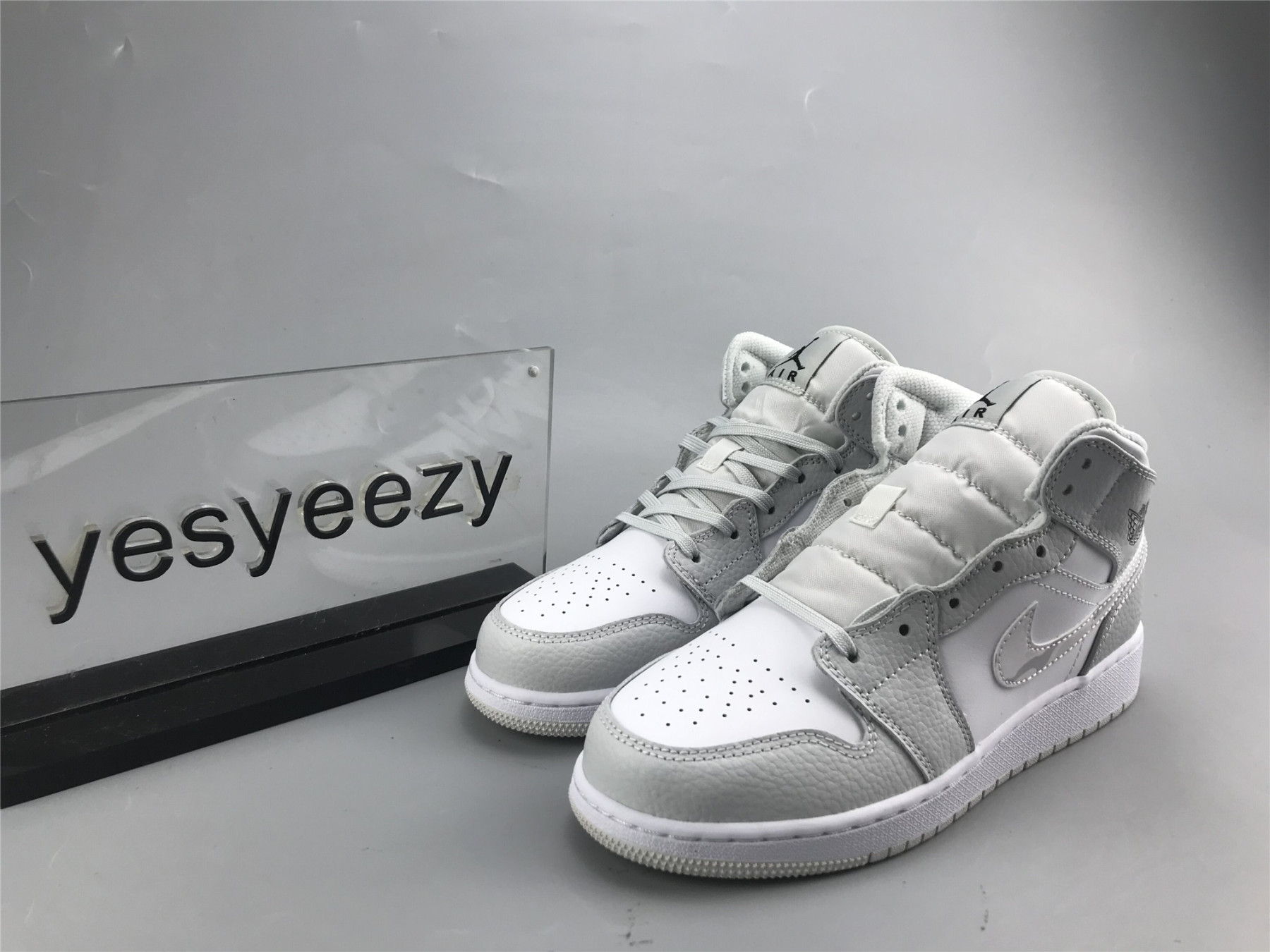 UA AIR JORDAN 1 MID SE GS 