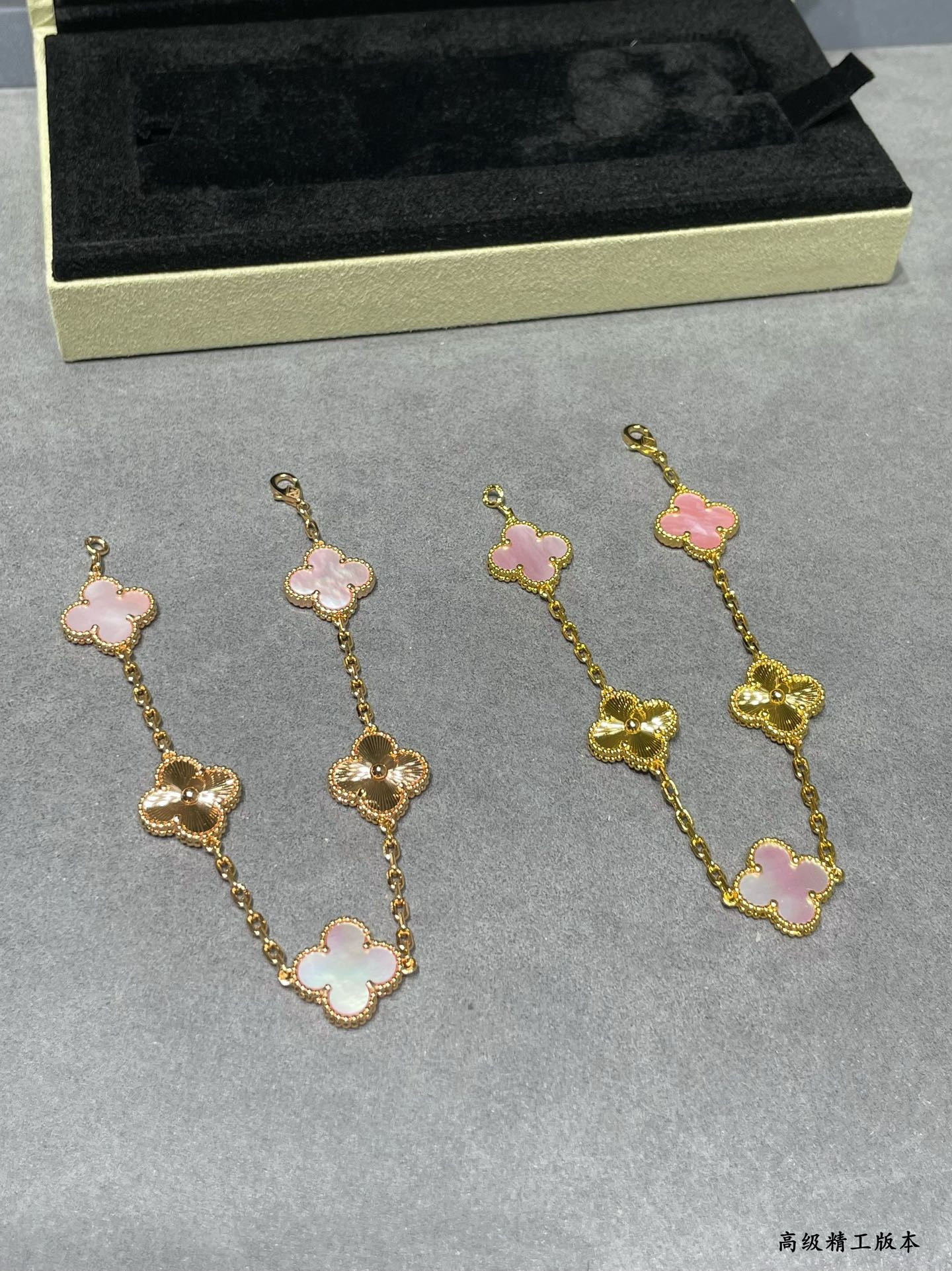 V*n Cl**f & ArpelsNatural pink shell spacing car flower five flower four leaf clover Bracelet(No refund or exchange)