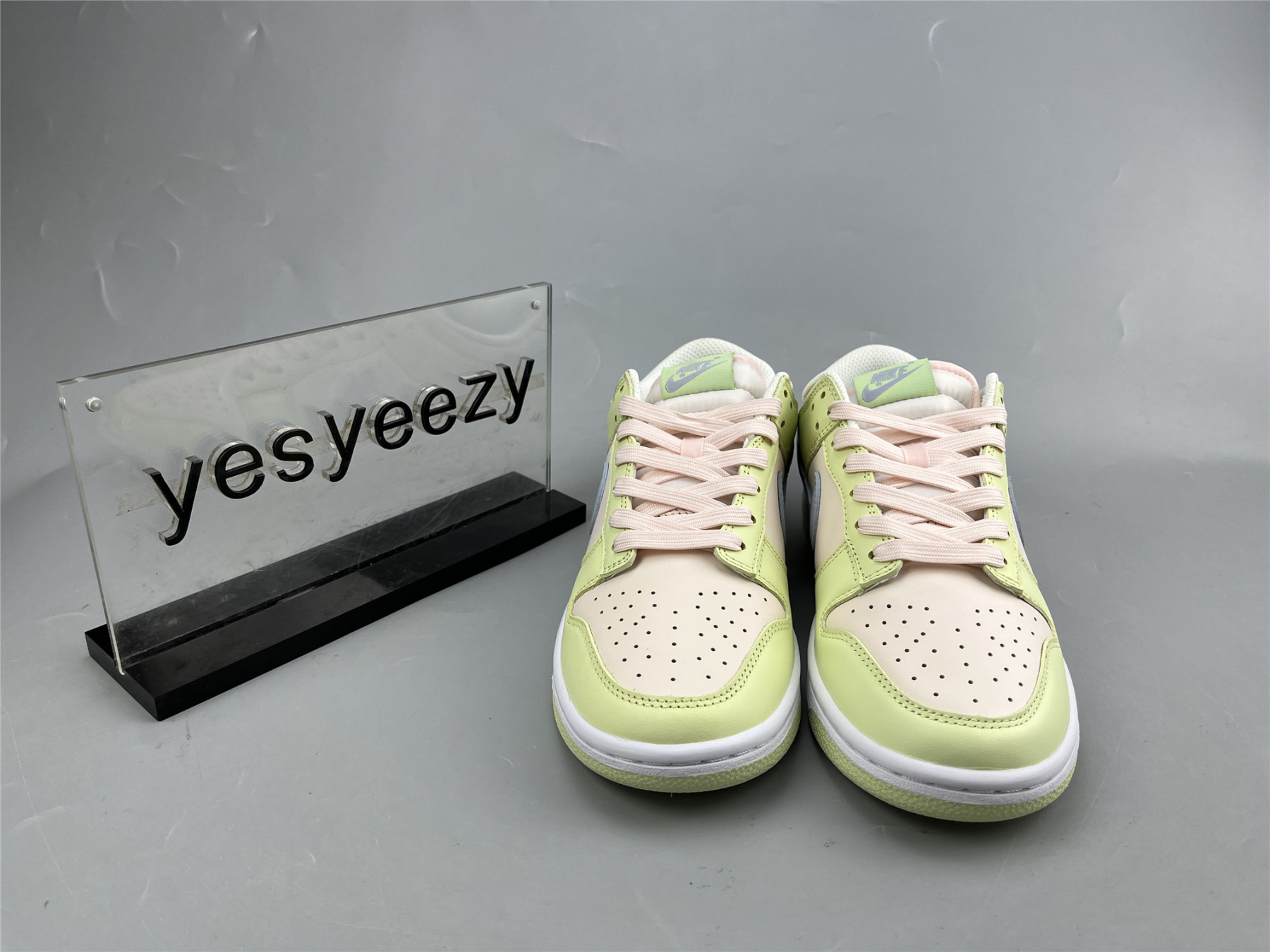 UA NIKE WMNS DUNK LOW 