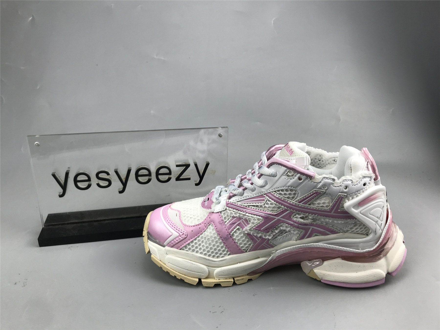 UA RUNNER WHITE PINK BEIGE