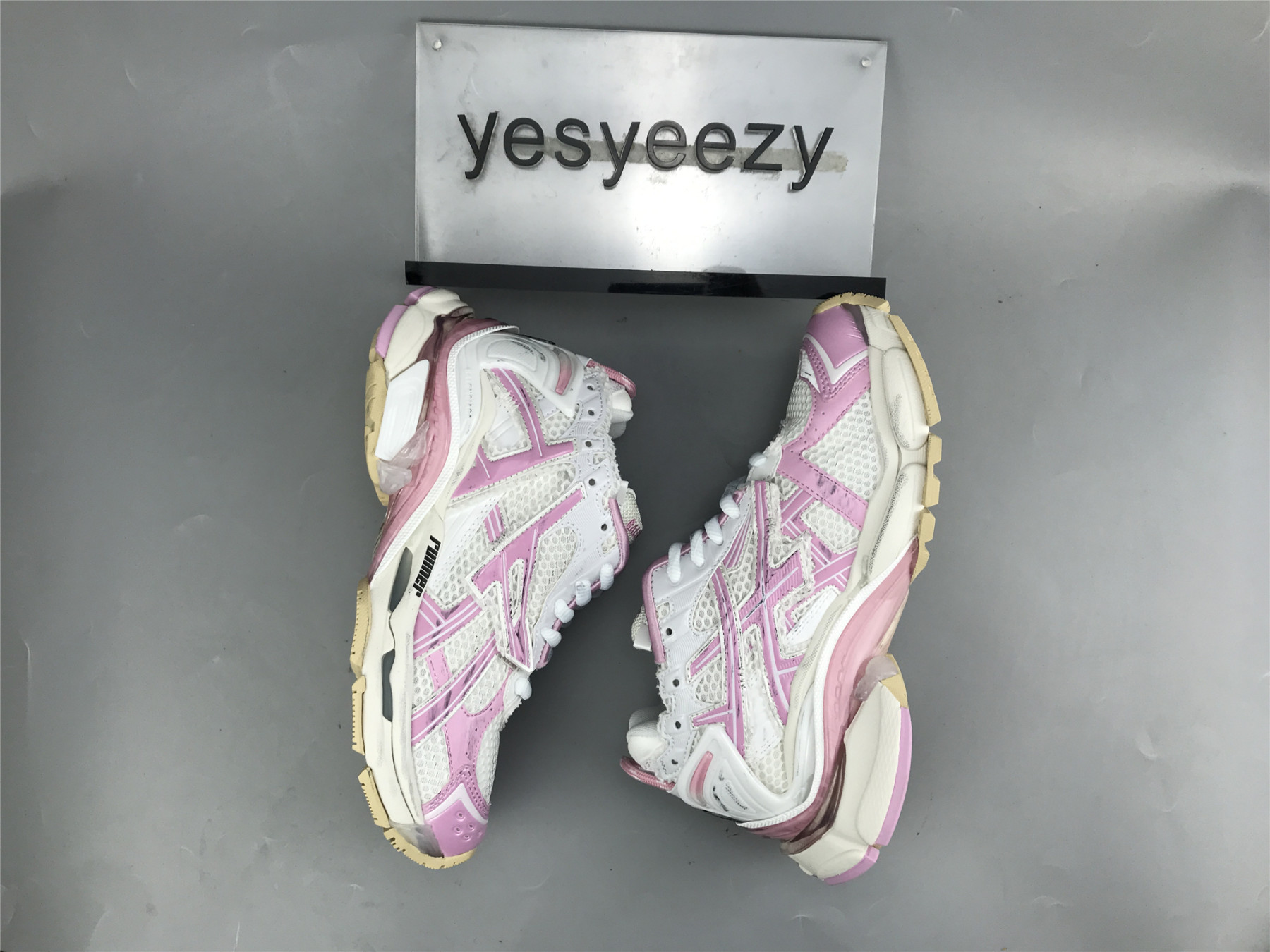 UA RUNNER WHITE PINK BEIGE