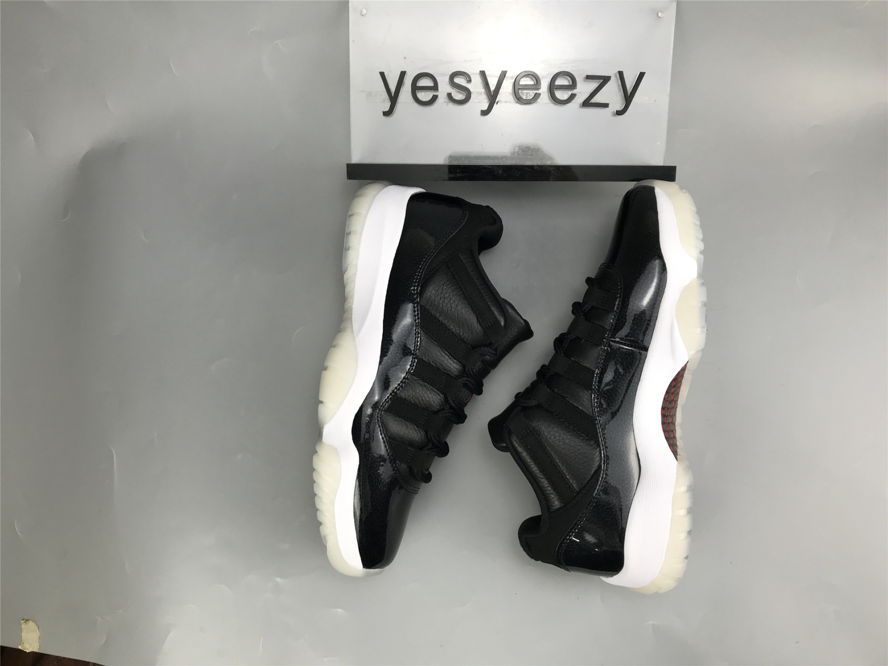 UA AIR JORDAN 11 RETRO LOW 