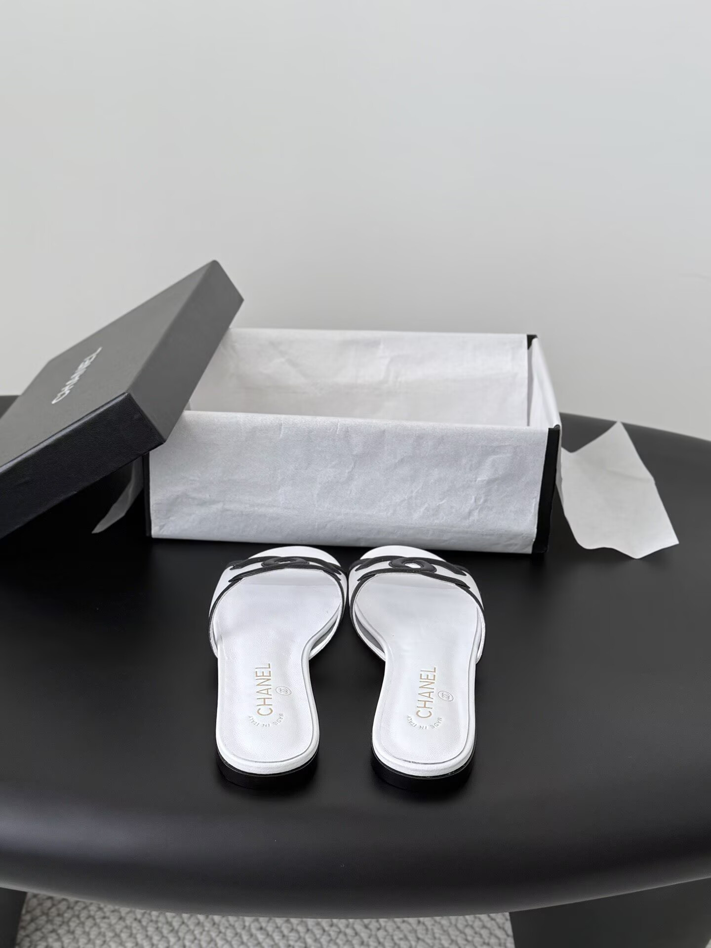 ua Ch**el sandals