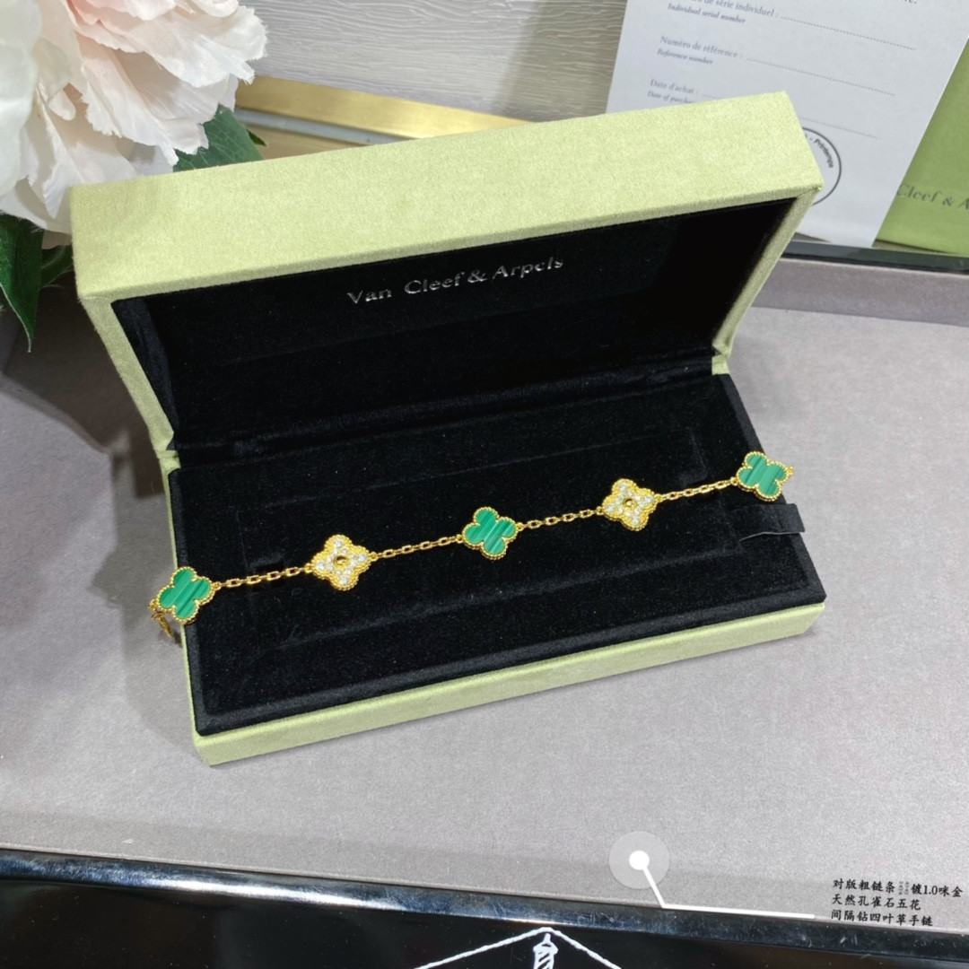 V*n Cl**f & Arpels Natural Malachite Interval D1am0nd Five-Flower Four-Leaf Clover Bracelet