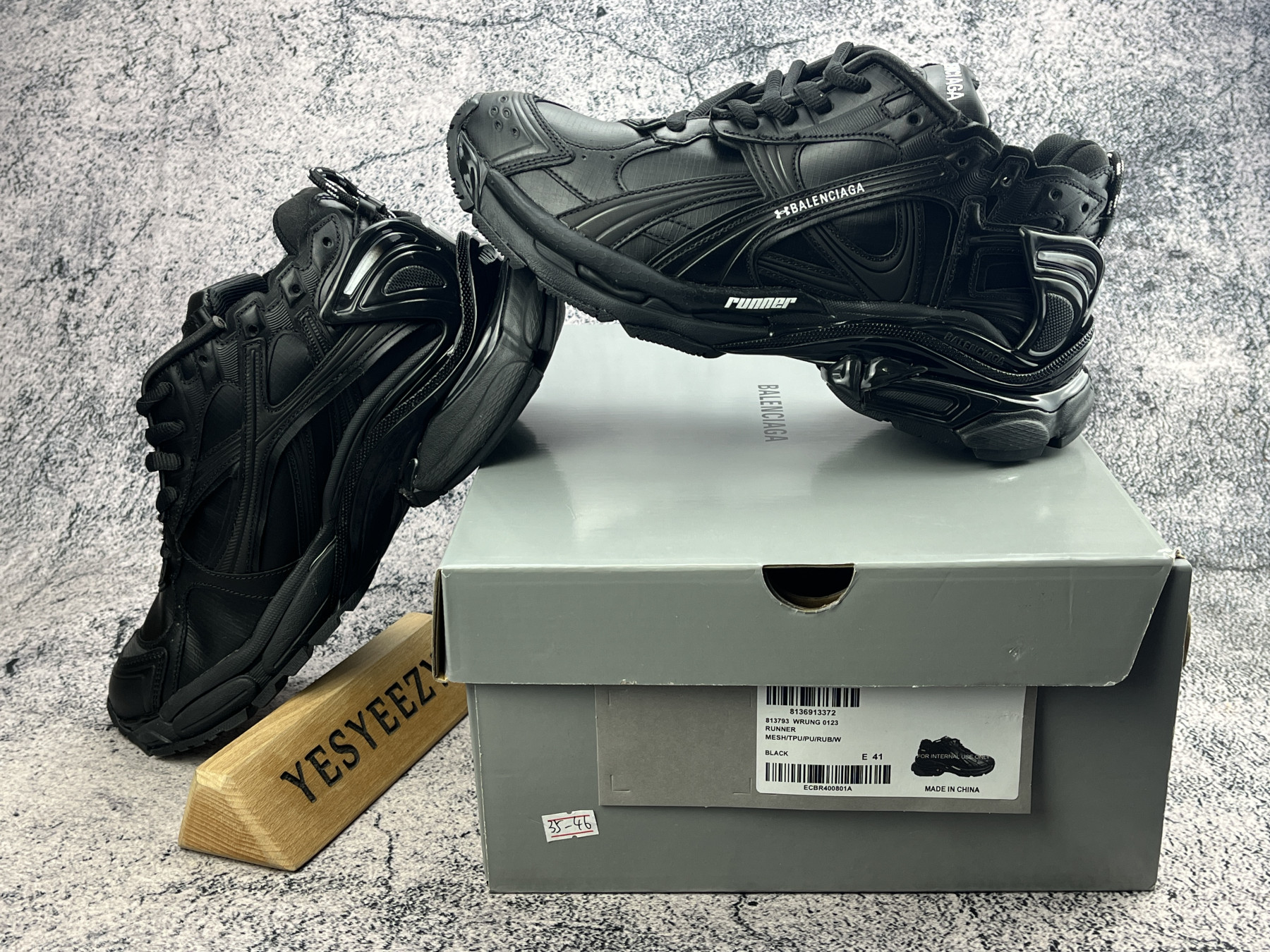 ua Ba1en*iaga runner sneaker