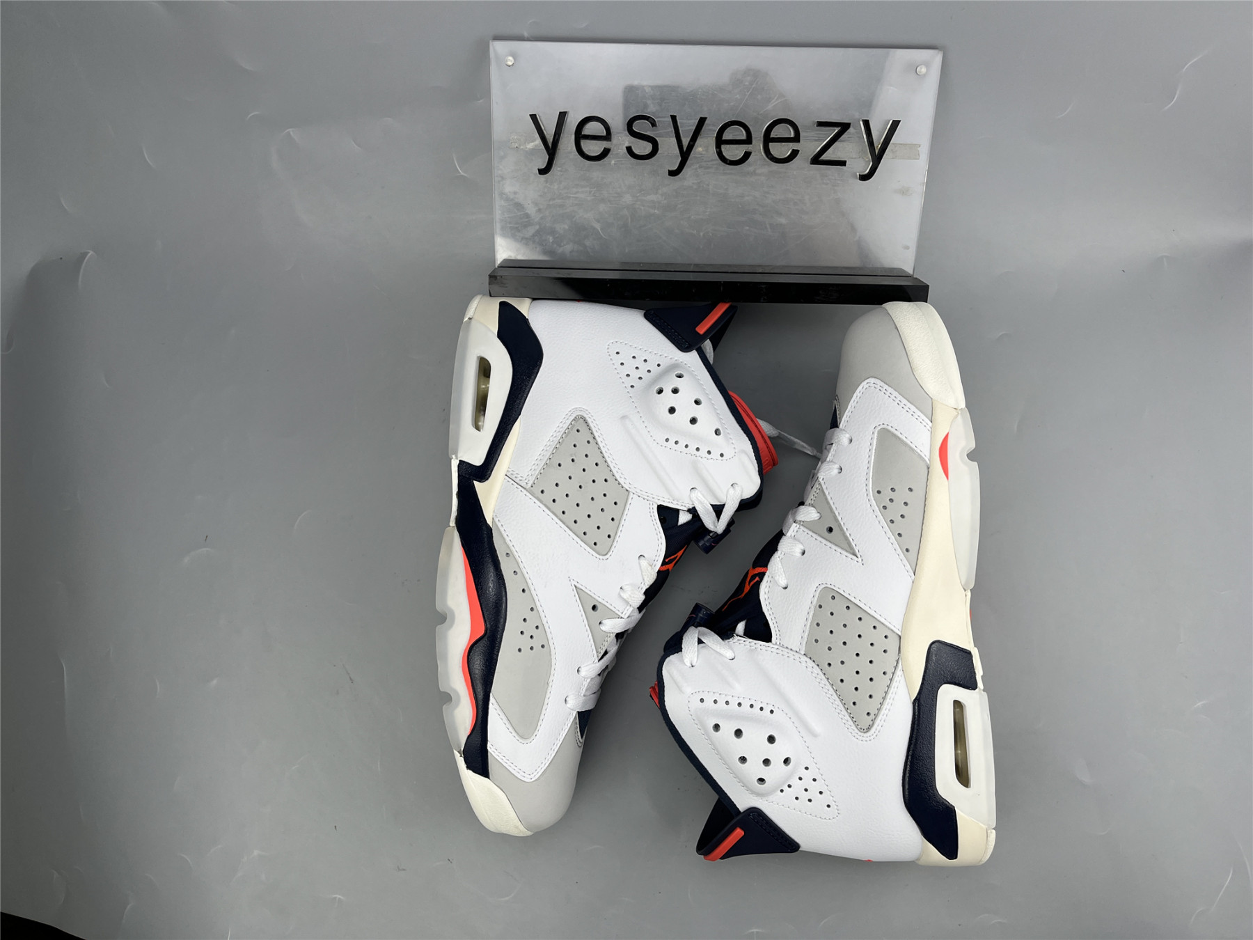 UA AIR JORDAN 6 RETRO 