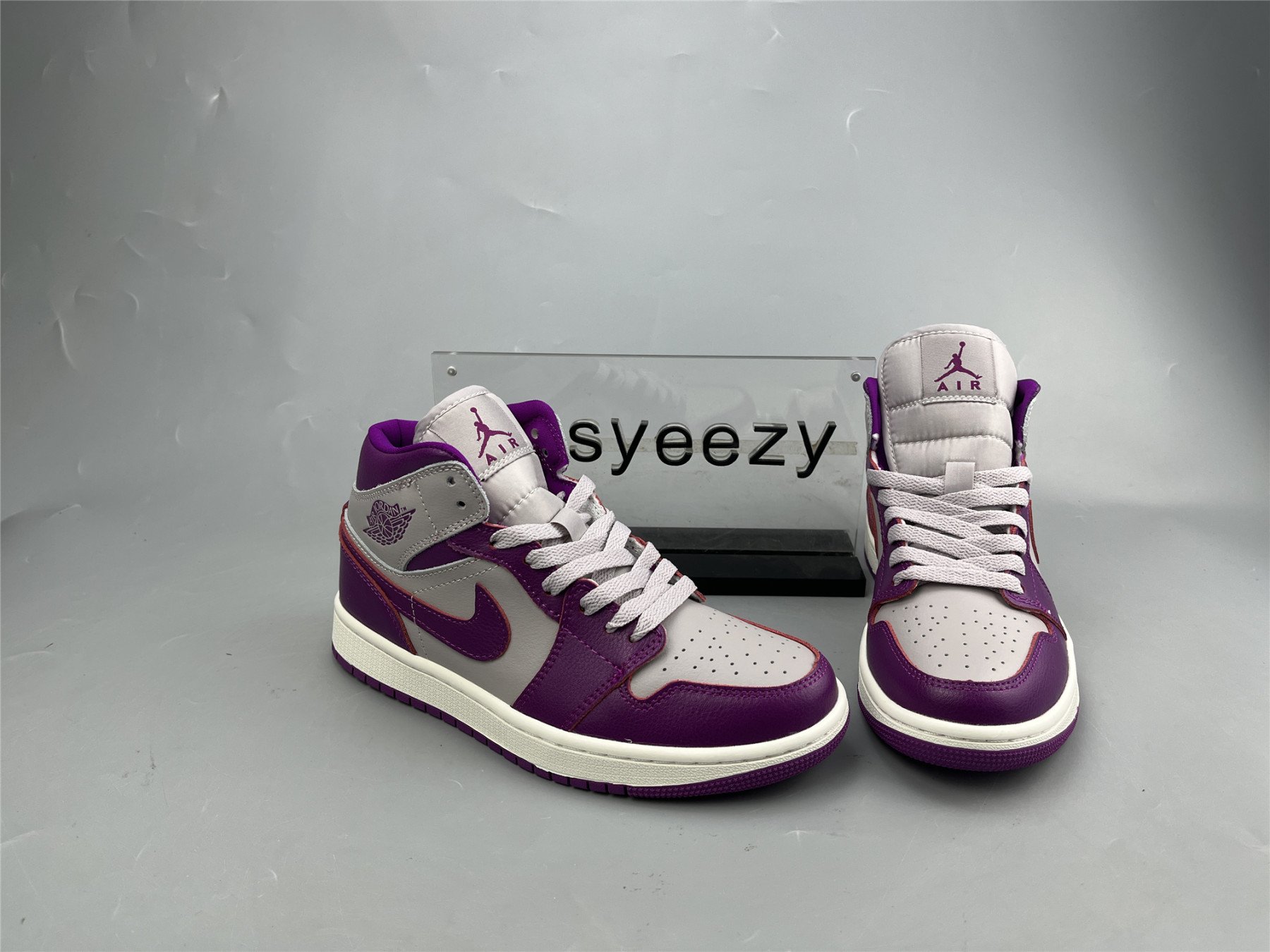 UA WMNS AIR JORDAN 1 MID 