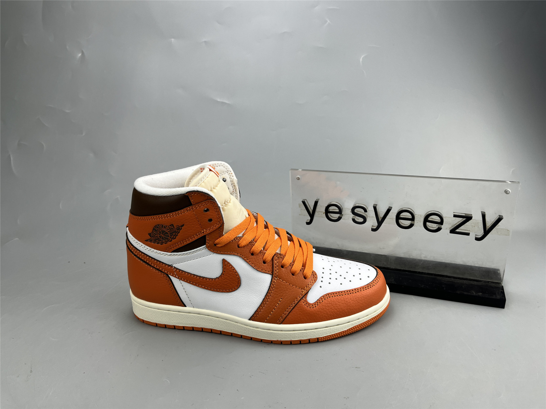 UA WMNS AIR JORDAN 1 HIGH OG 