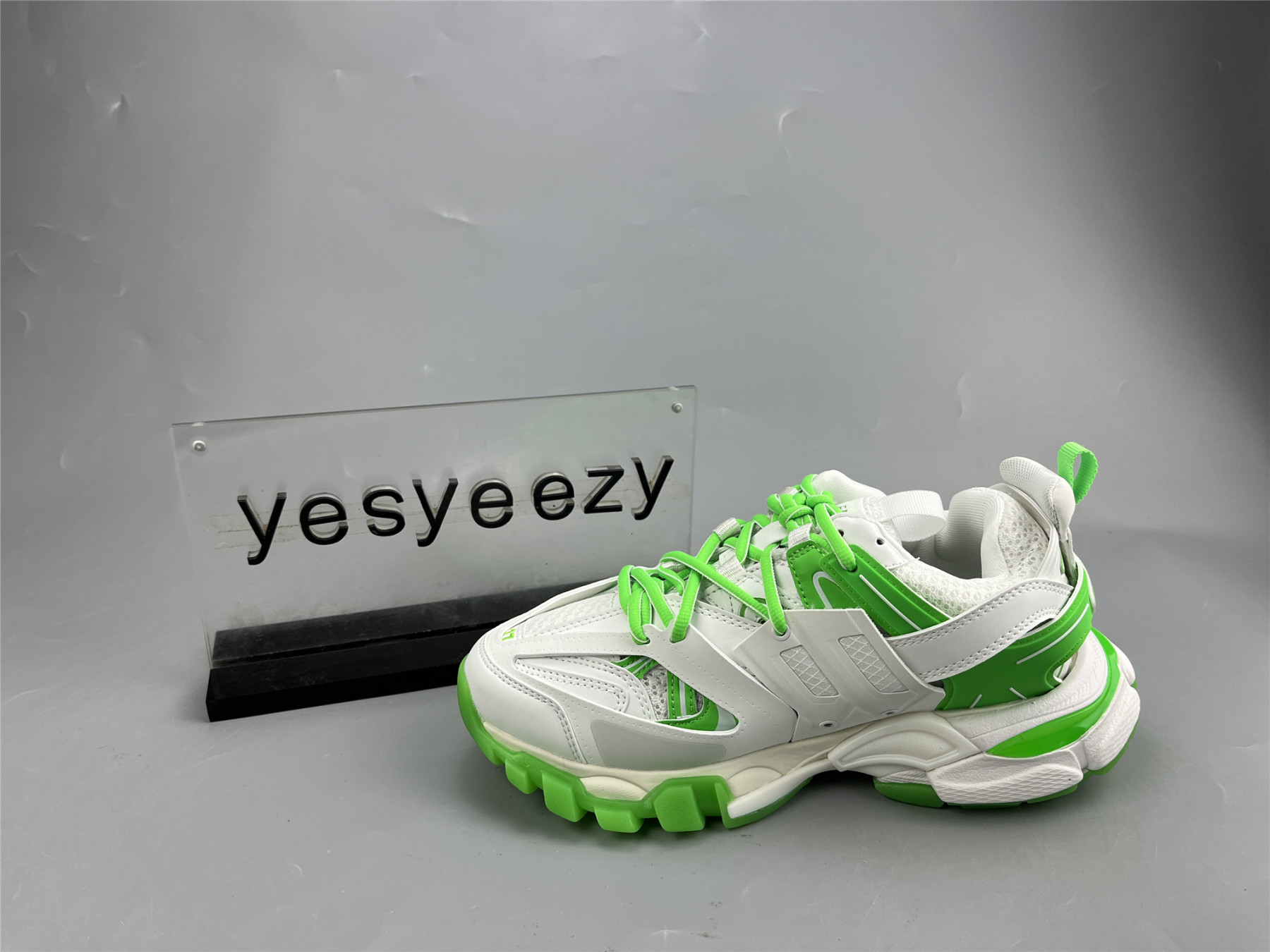 UA TRACK WHITE GREEN GLOW