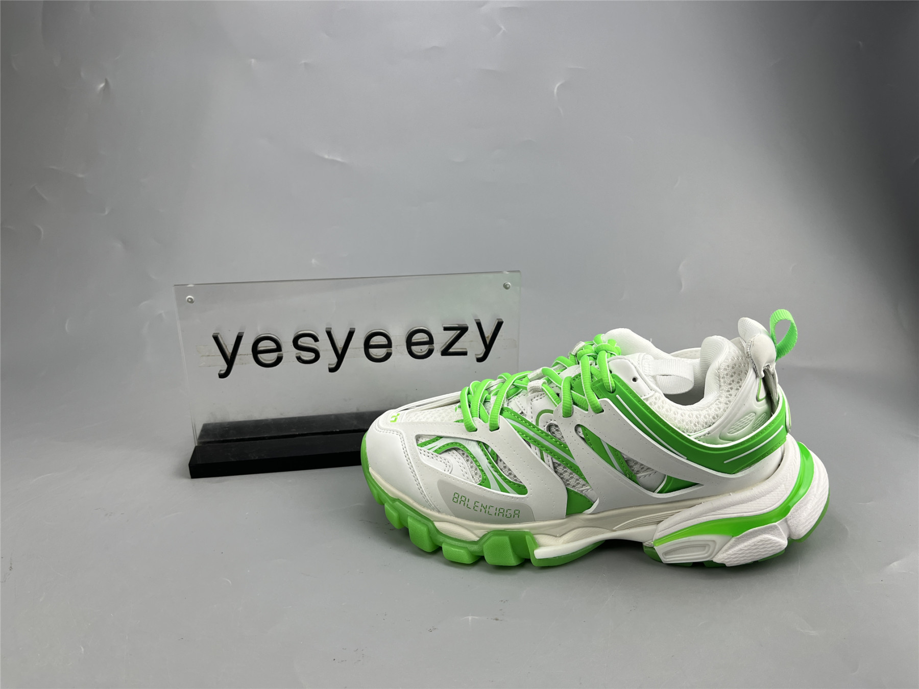 UA TRACK WHITE GREEN GLOW