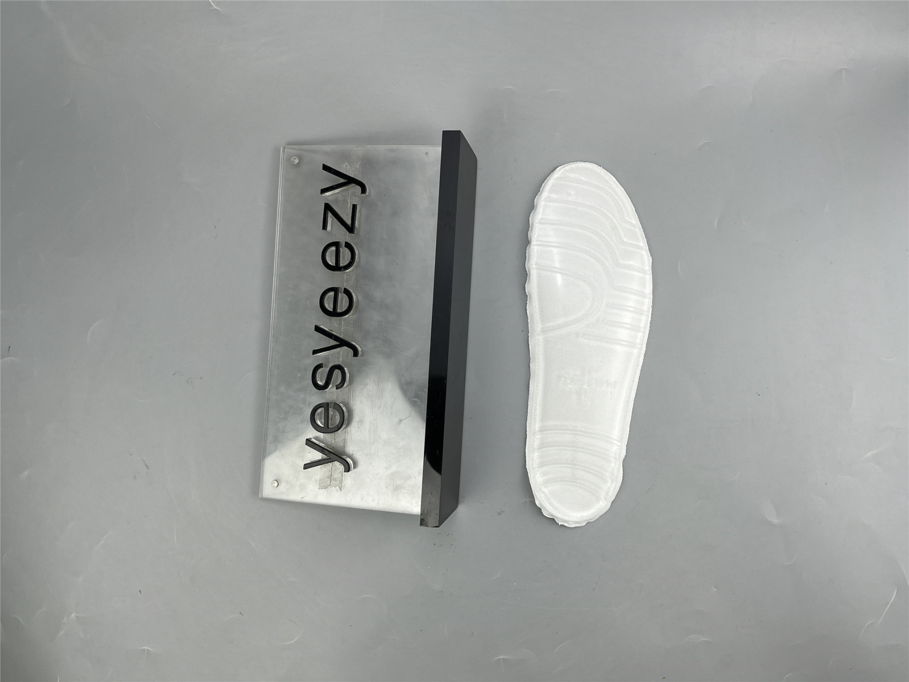 UA TRACK WHITE GREEN GLOW