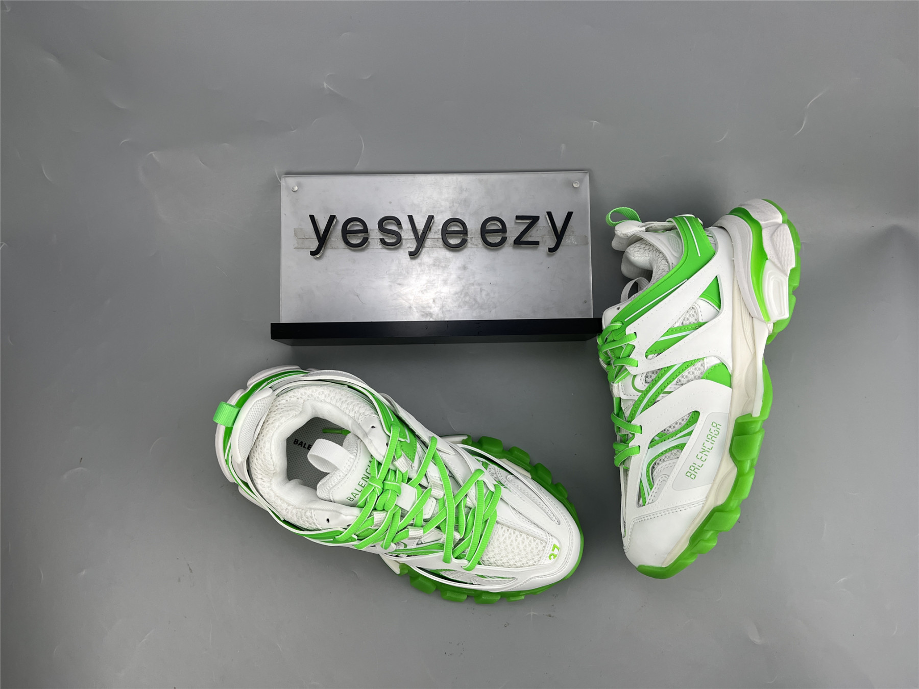 UA TRACK WHITE GREEN GLOW