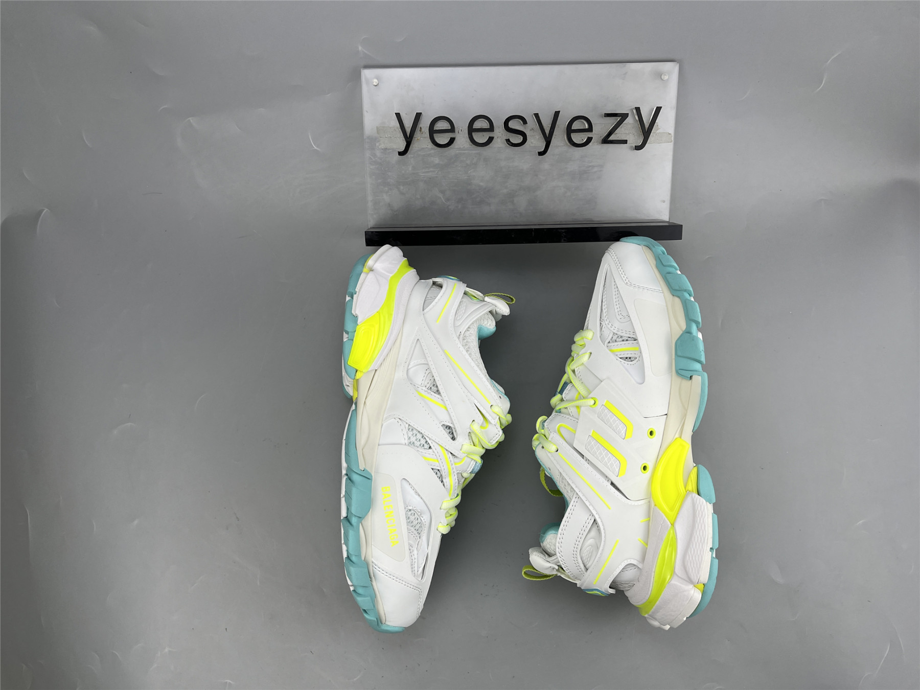UA TRACK SNEAKER WHT FLUO Y TURQ