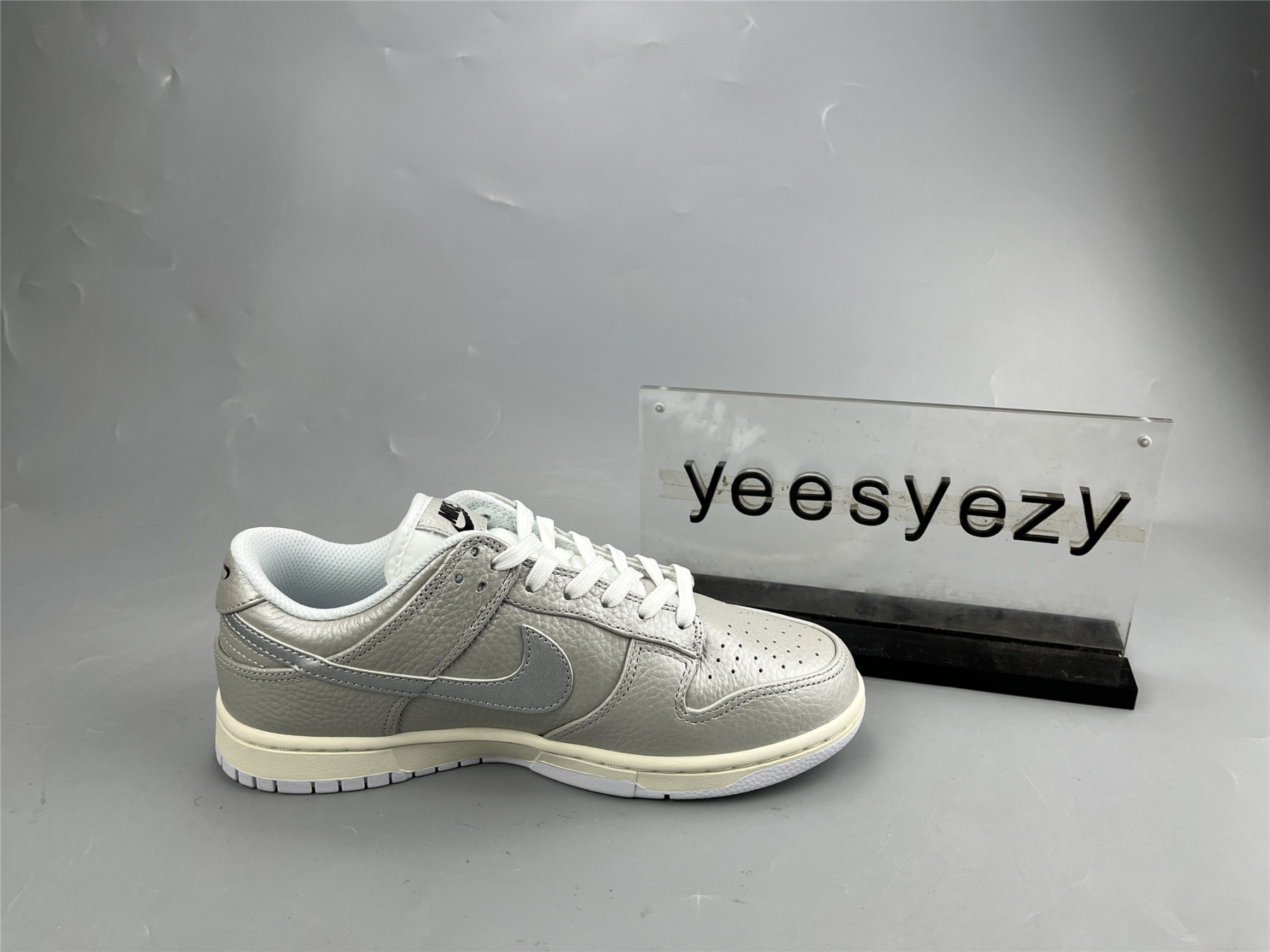 UA NIKE DUNK LOW SE 