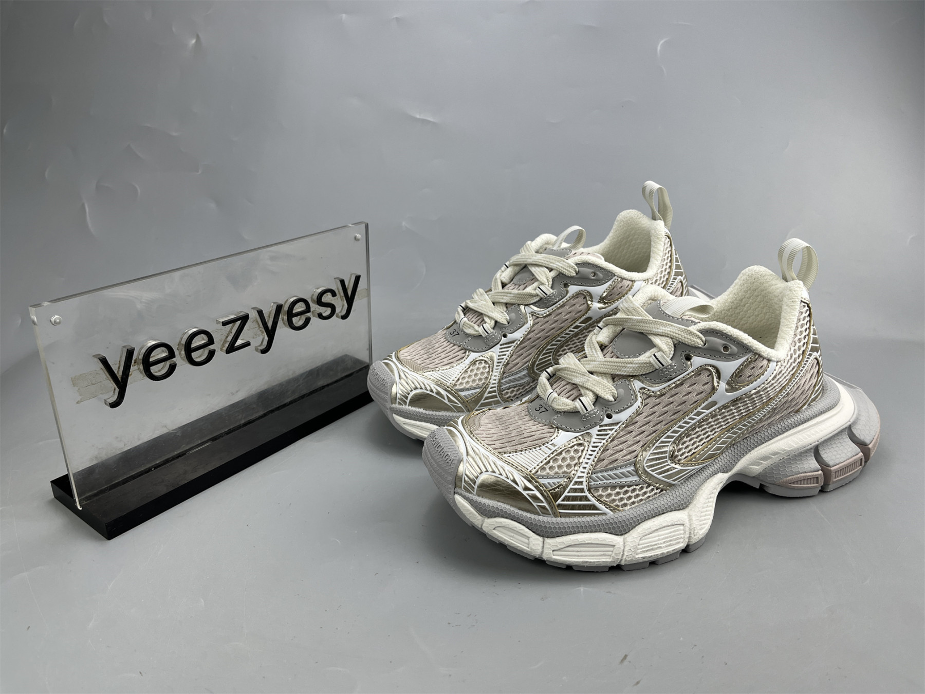UA RUNNER CHAMPAGENE GOLD