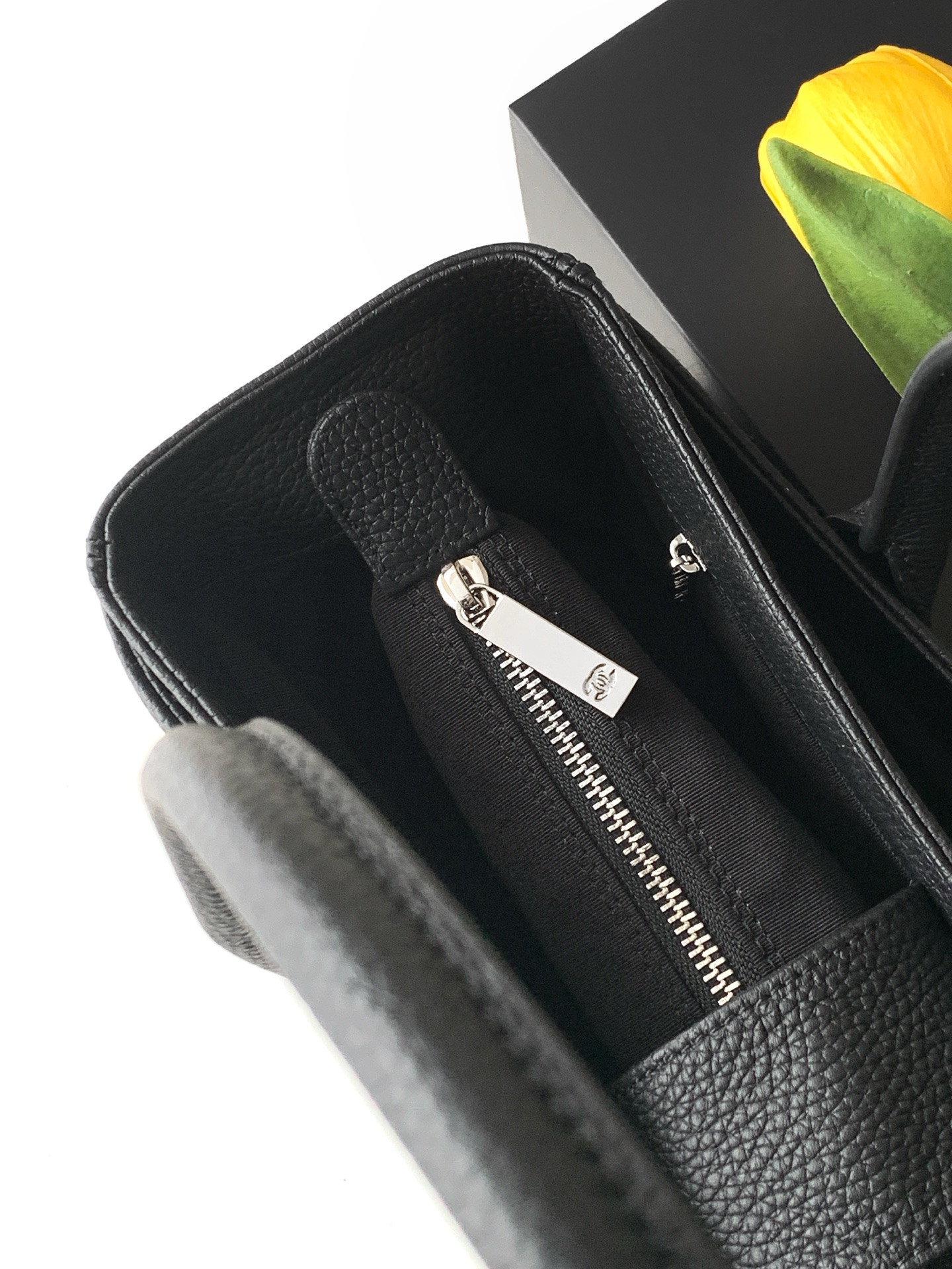 Ch**el executive cerf tote 32x17.5x13cm