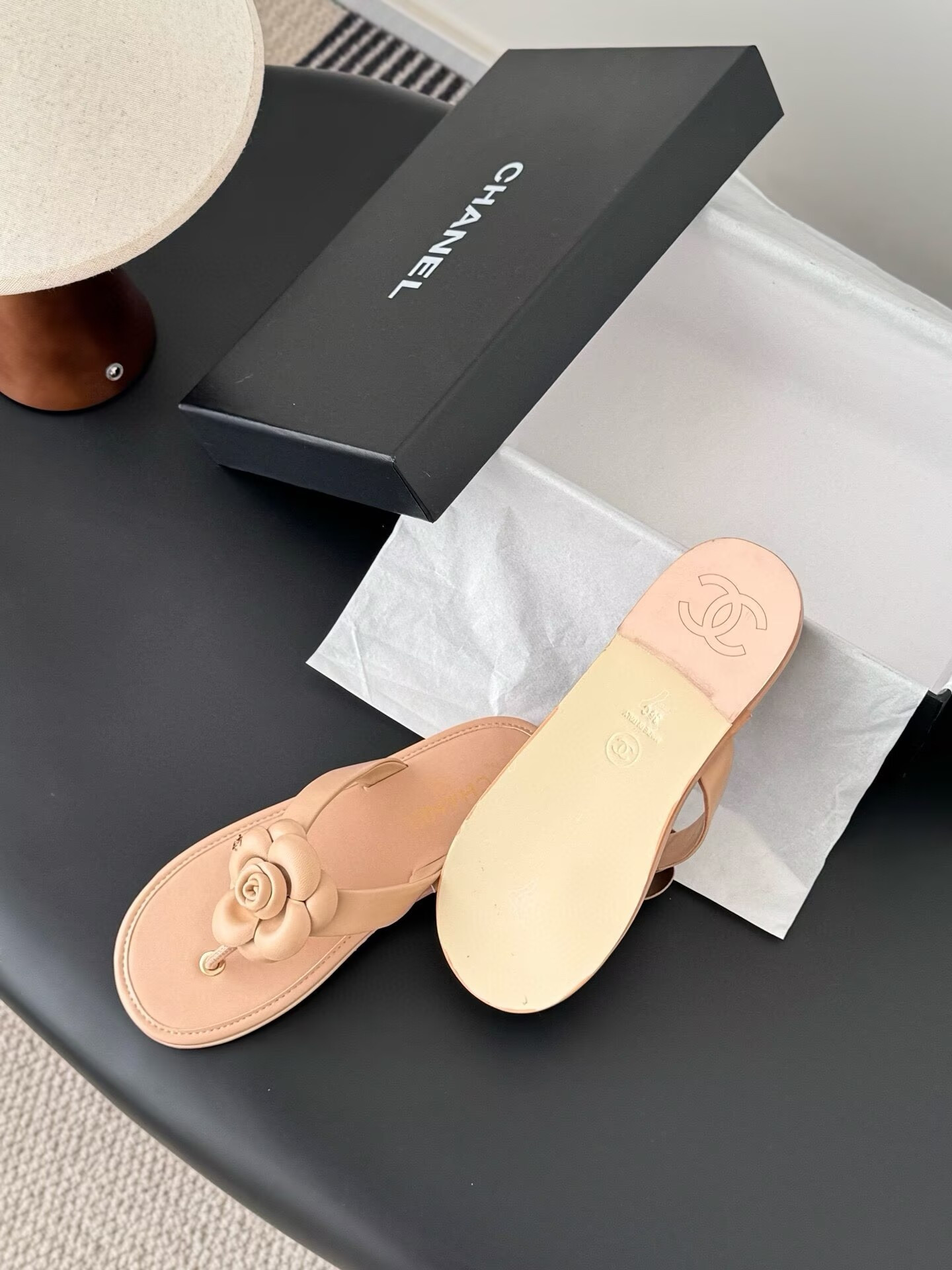 ua Ch**el thongs slides