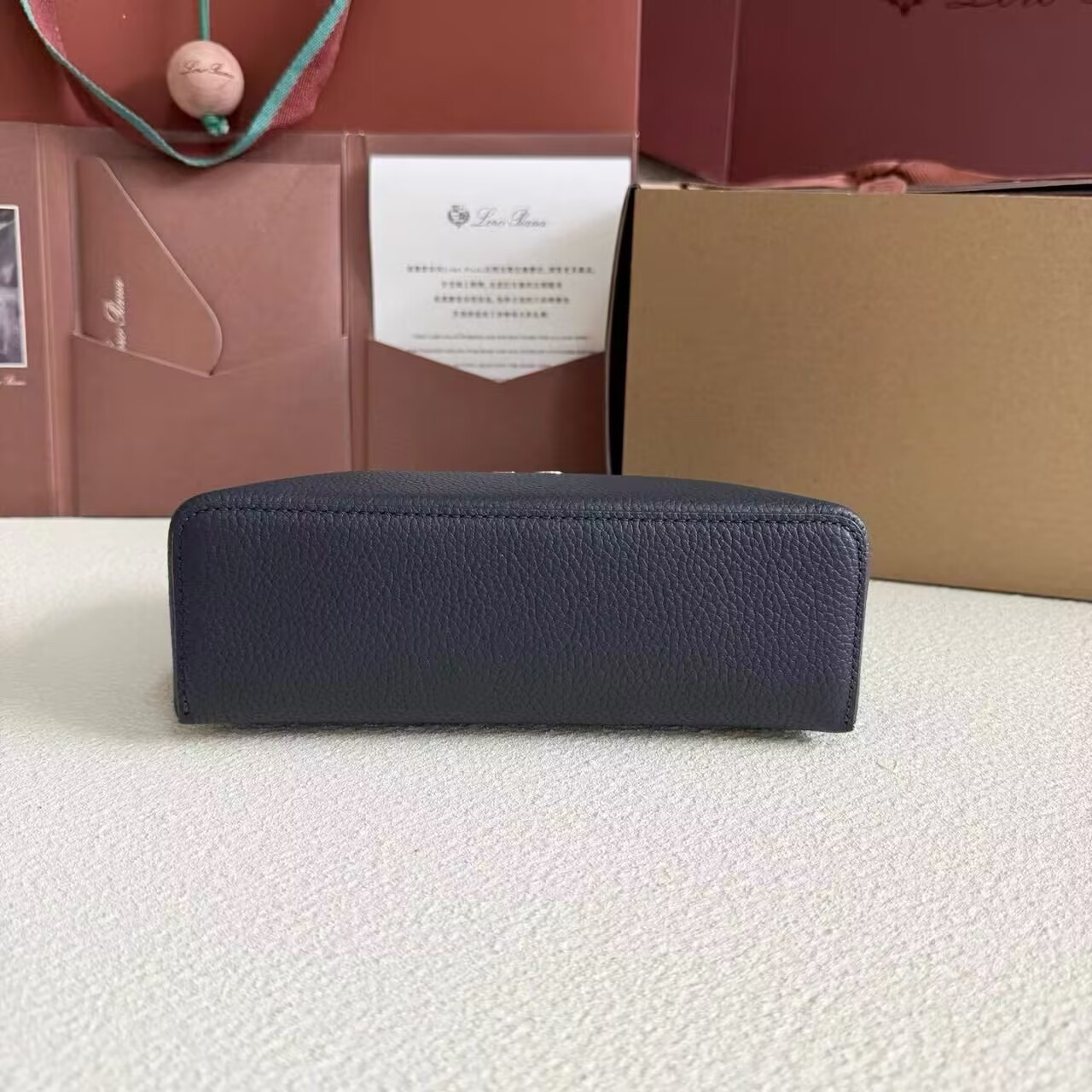 L0r0 P1ana Extra Pocket L19 Grained Calfskin 11 x 19 x 6.5 cm