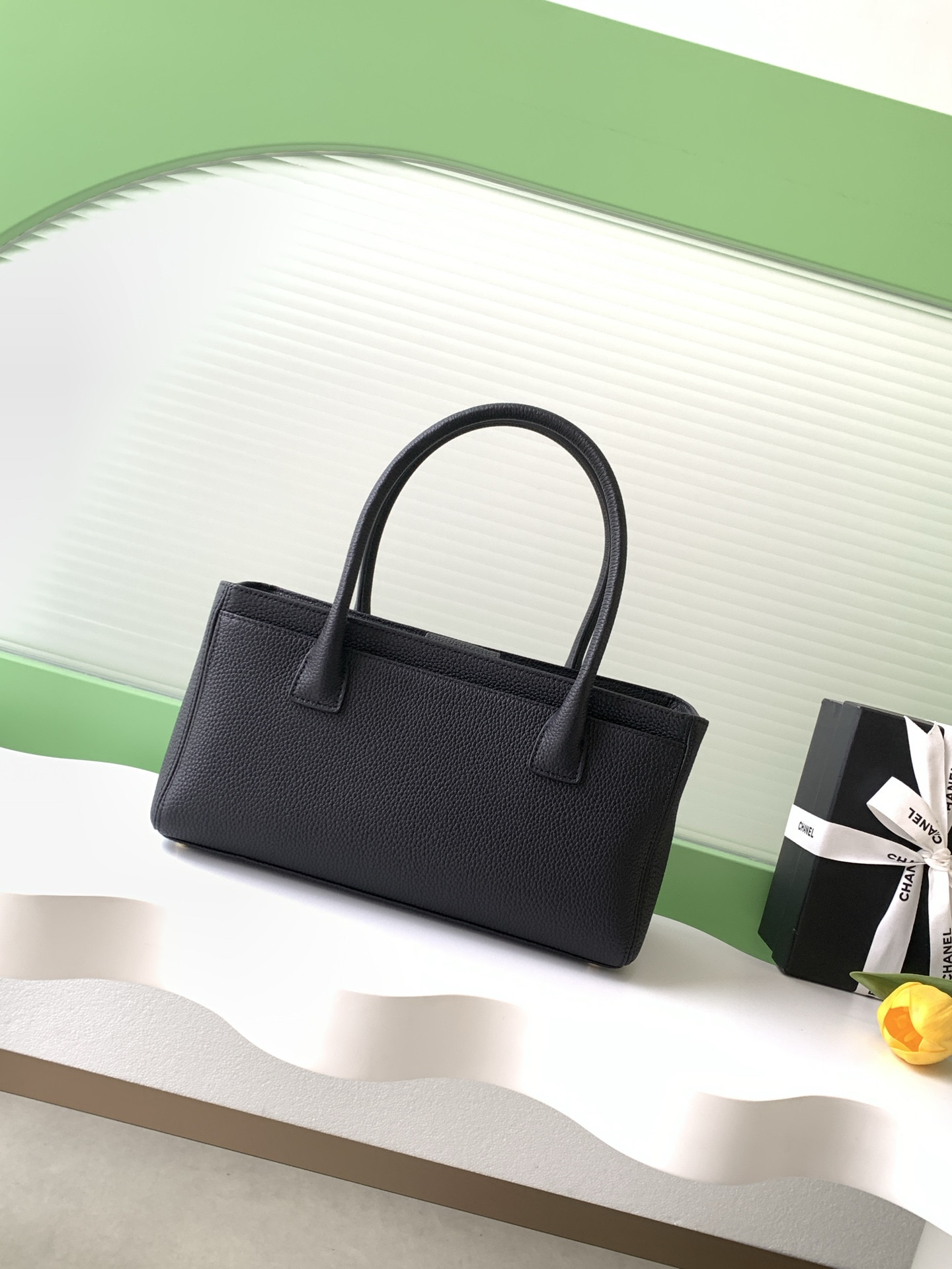 Ch**el executive cerf tote 32x17.5x13cm