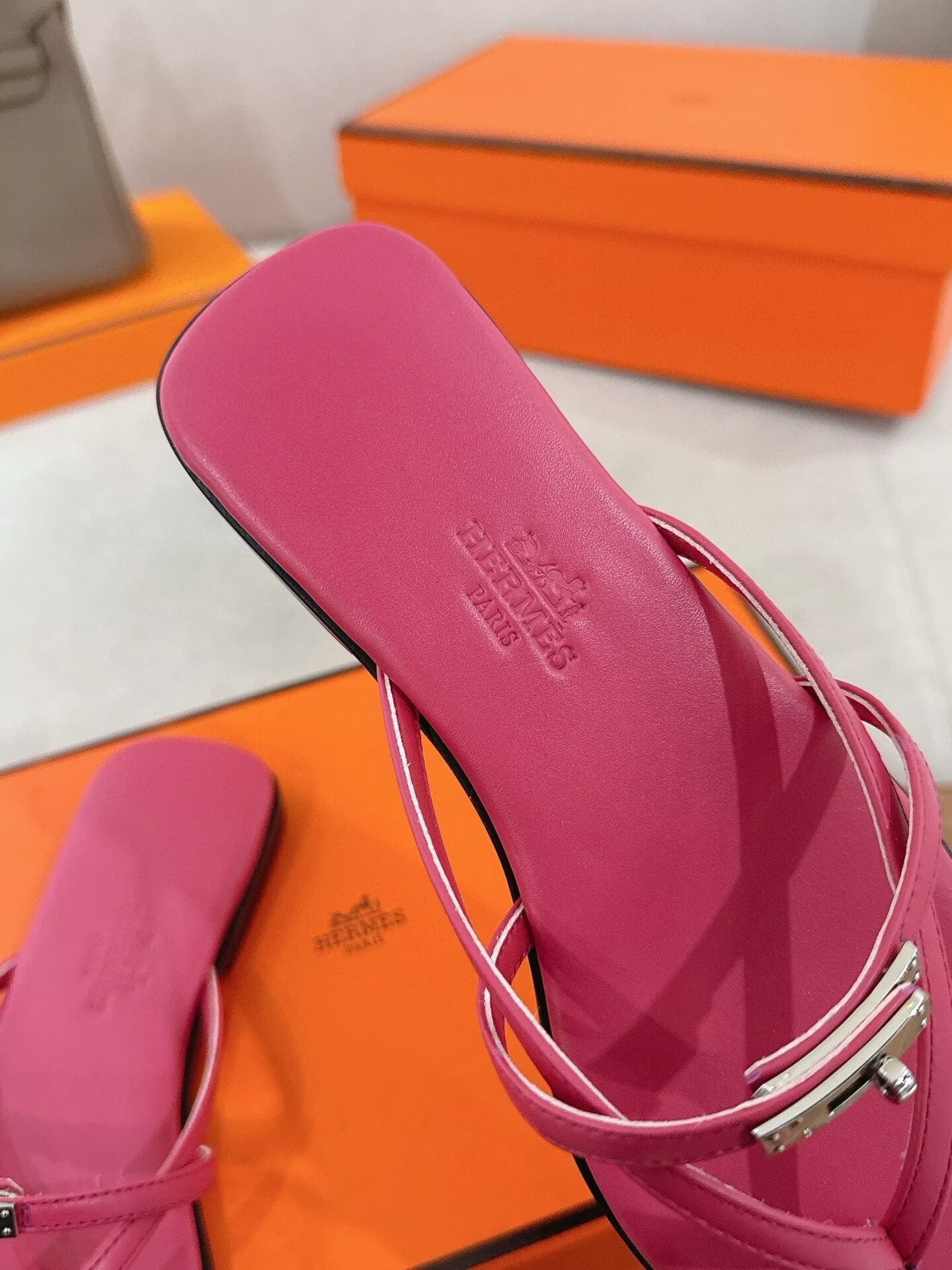 ua H**me5 miss sandals