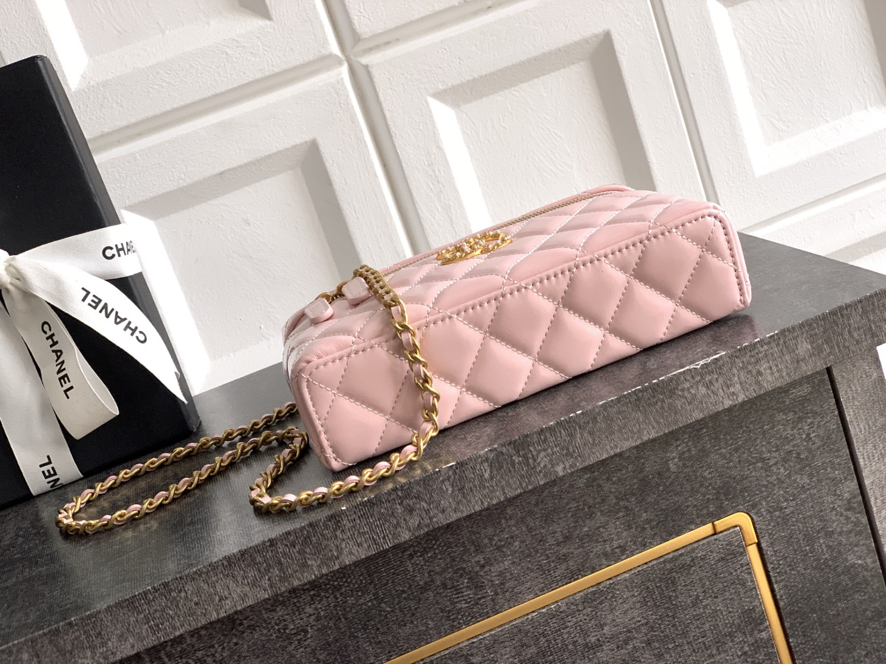 Ch**el vanity with chain 17x19x5cm