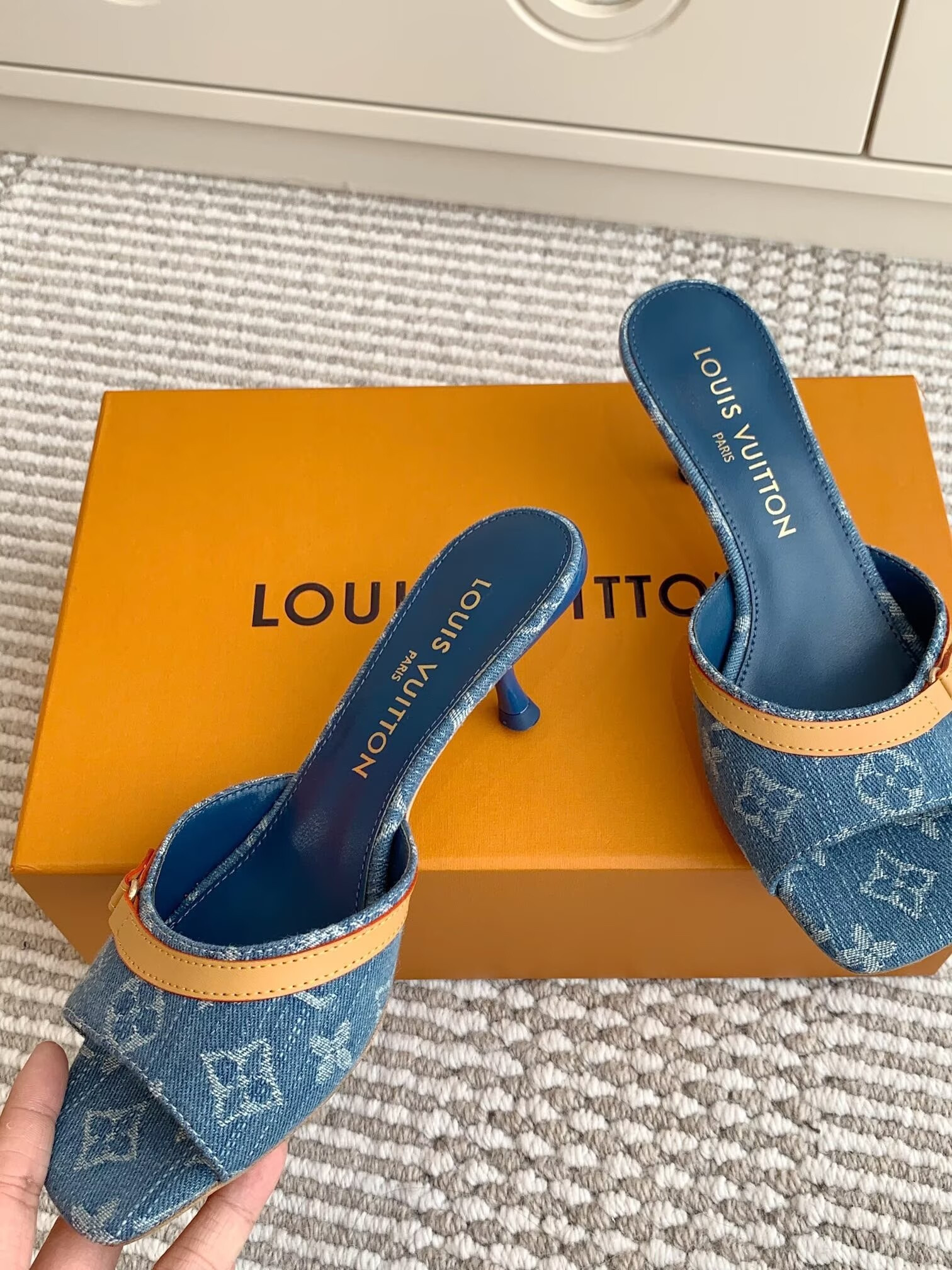UA LV 6AM Mule