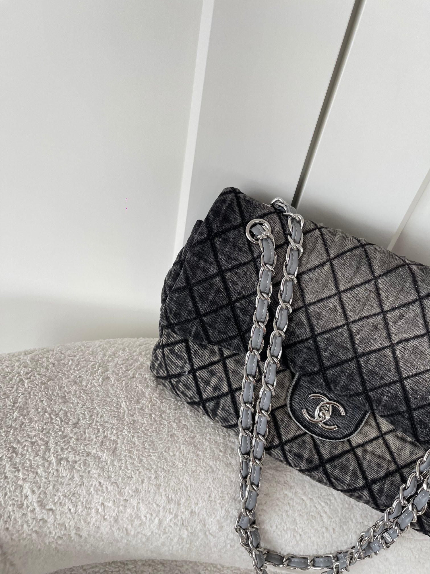 ch**el De*1mpression flap bag 33x22x8cm