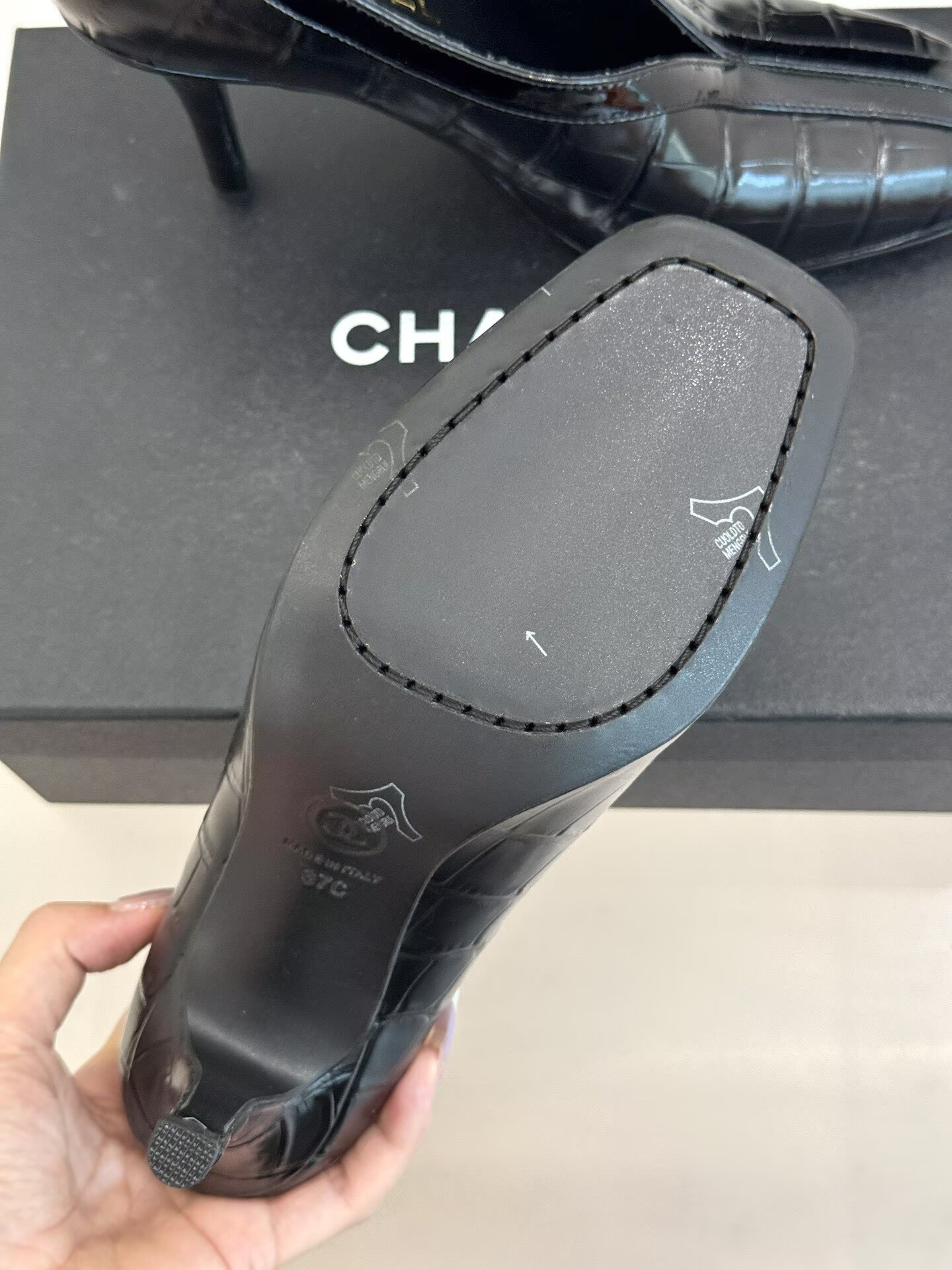 ua Ch**el pumps