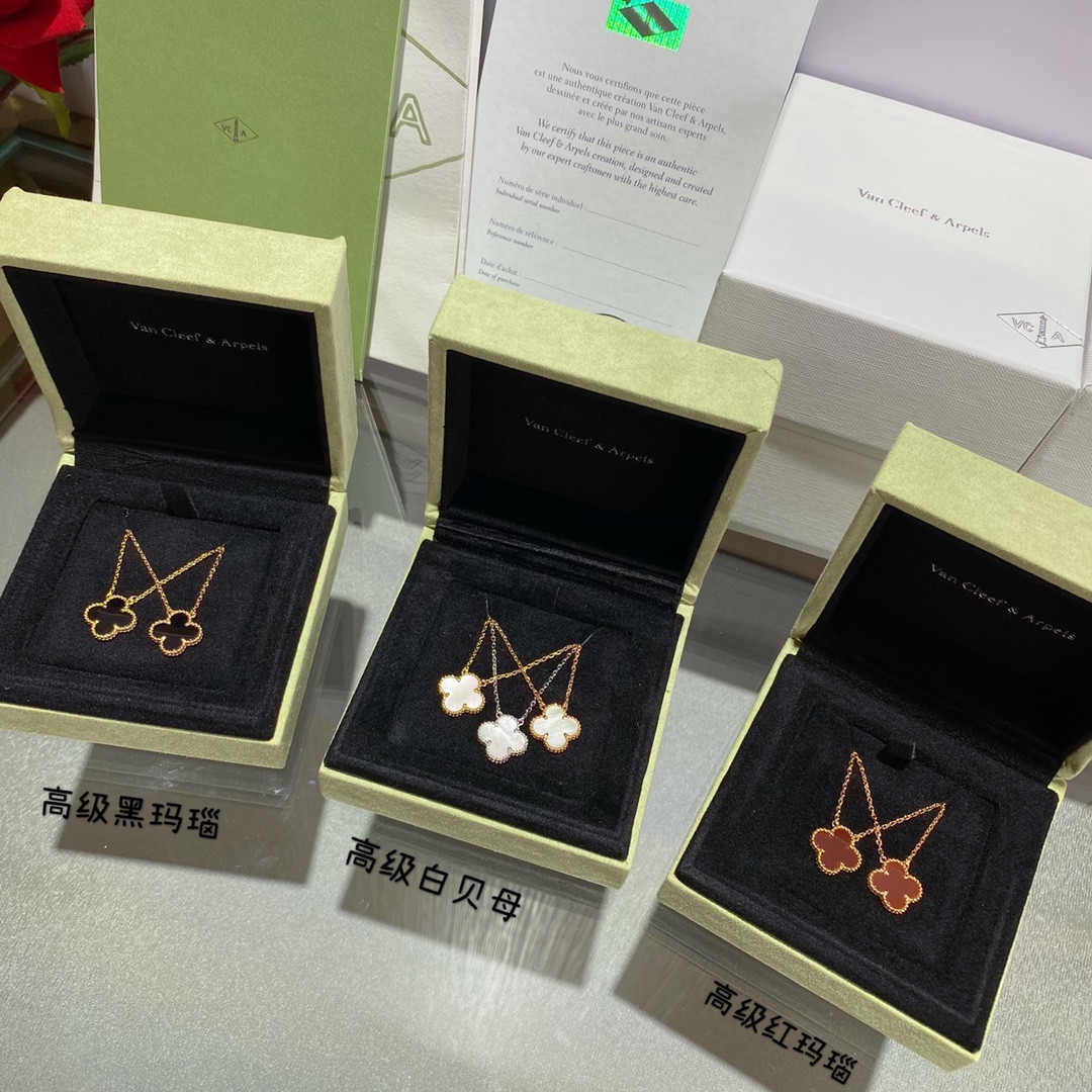 V*n Cl**f & Arpels Medium Classic Four Leaf Clover Necklace Diameter approx 1.5cm,Chain length approx 40+5cm