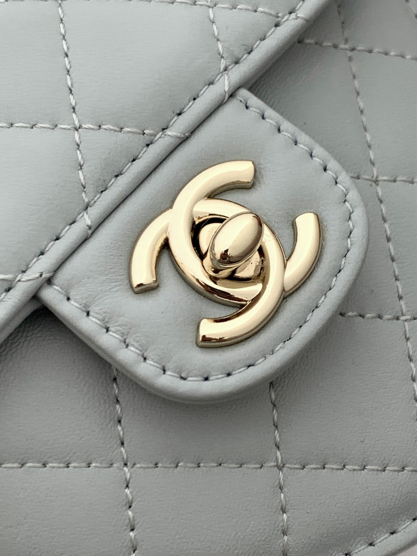 Ch**el mini 22s heart clutch with chain 12x13x5.5cm