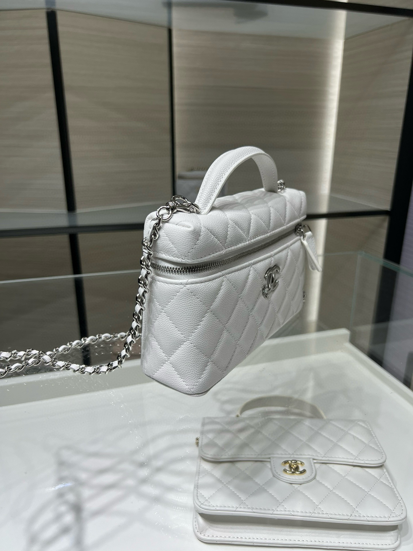 Ch**el long vanity with chain ap4854 19.5x17x5cm