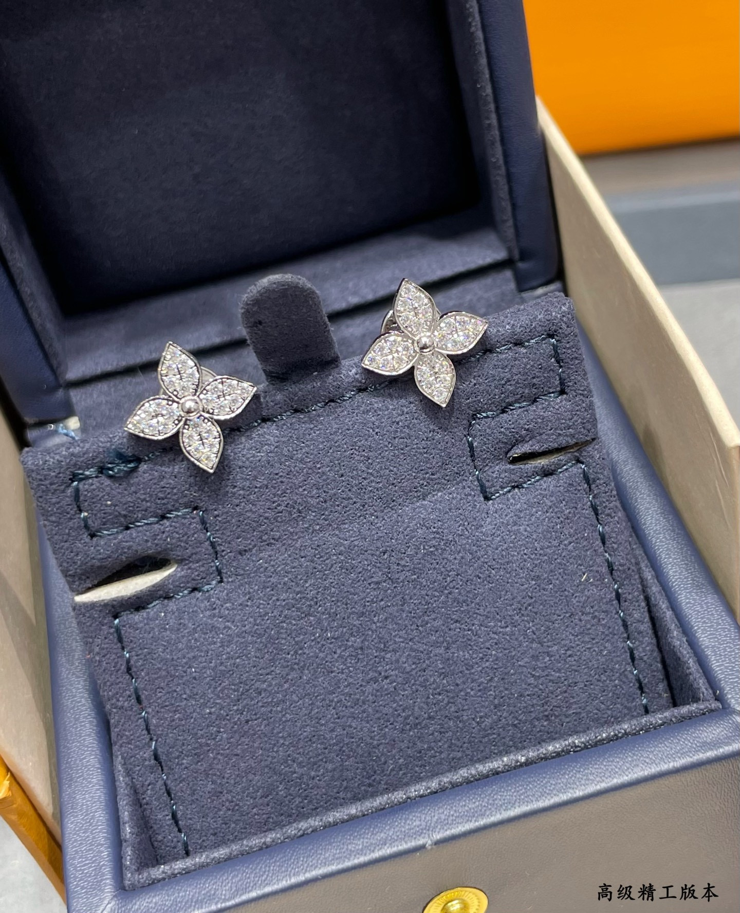 L0vis Vvtt0n Single flower full D1am0nd Earrings