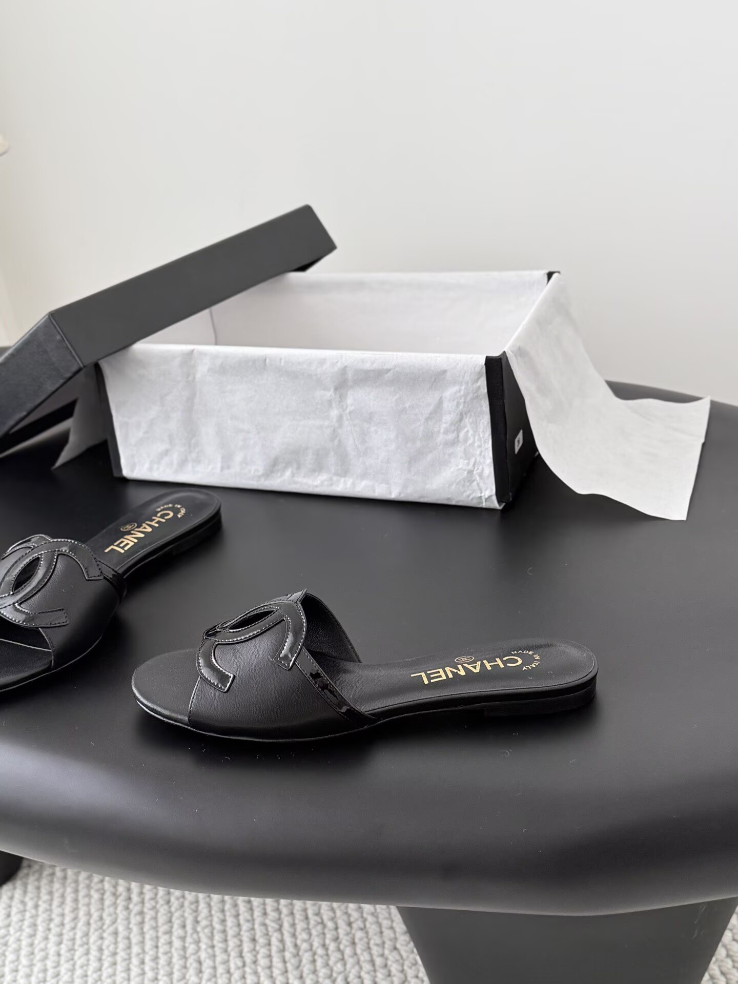 ua Ch**el sandals