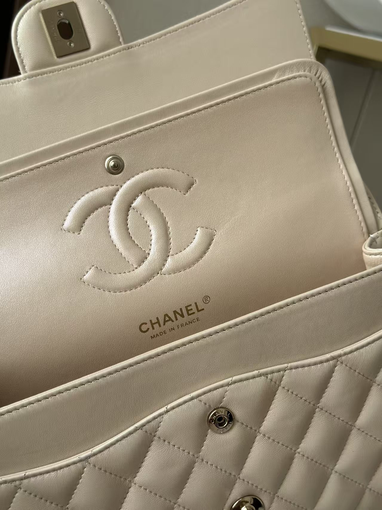 Ch**el Classic Flap Bag Pearlescent apricot-colored lambskin with light gold hardware 15x25.5x6cm