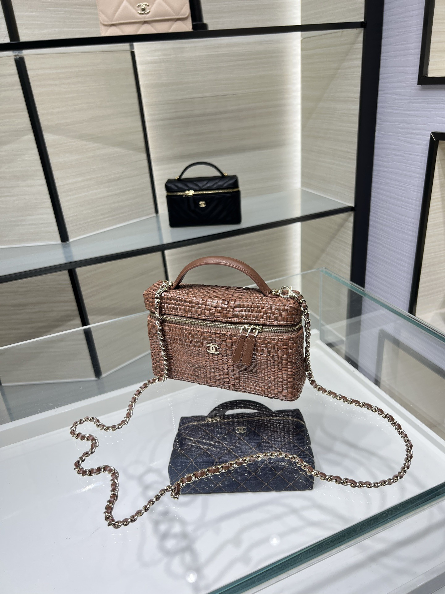 Ch**el classic vanity with chain ap4385 17x19.5x5cm