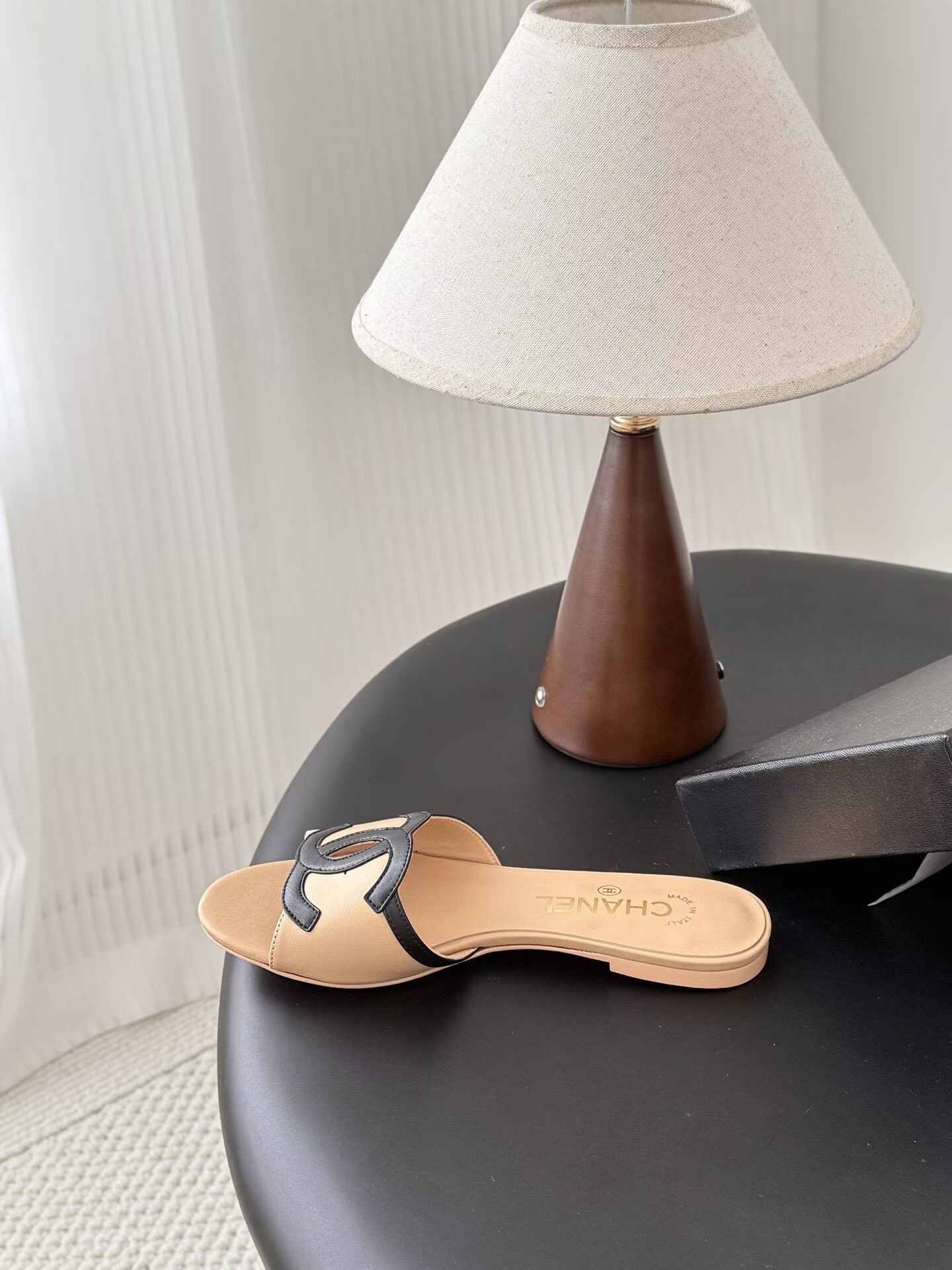 ua Ch**el sandals