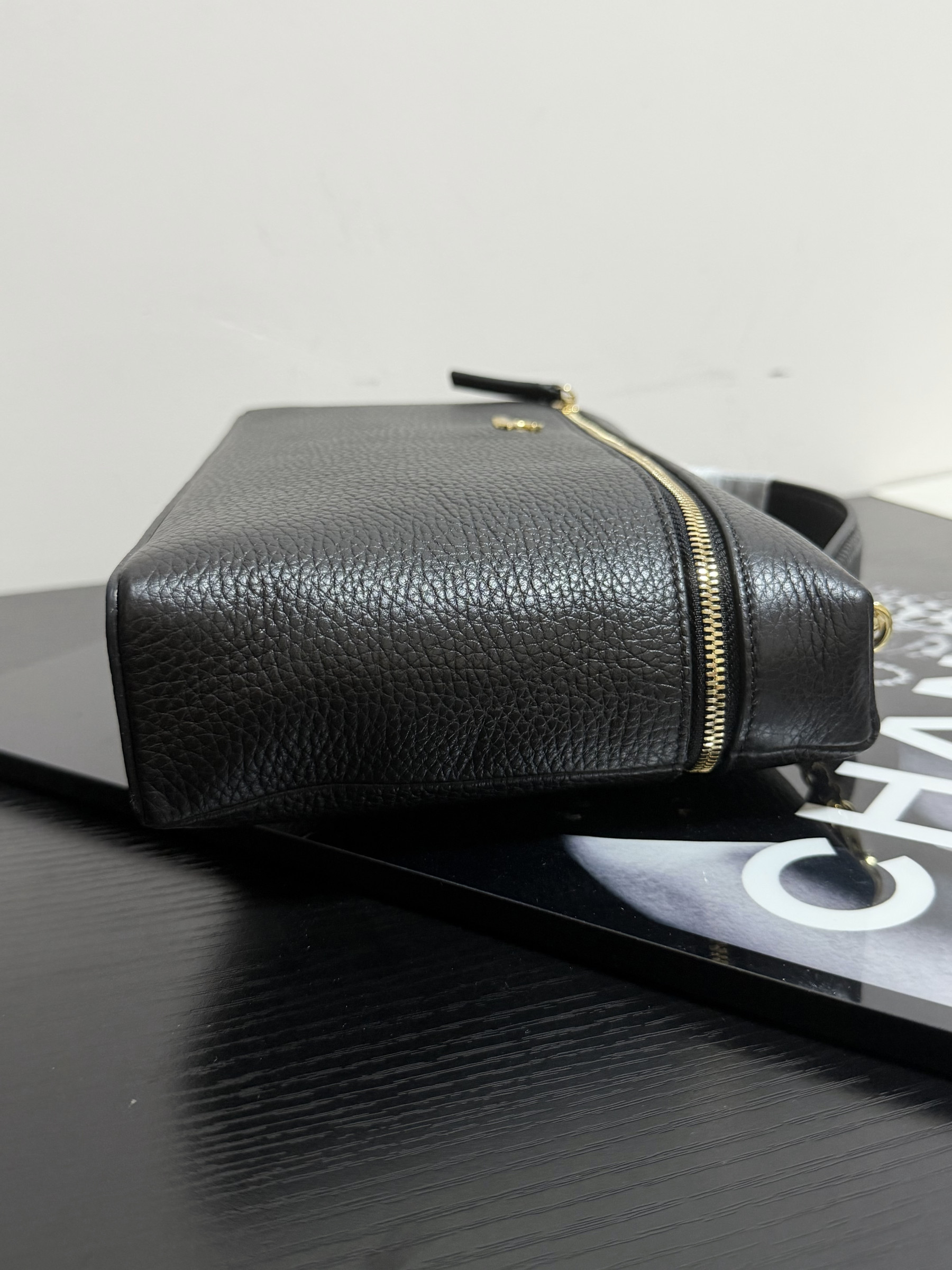 Ch**el classic vanity with chain handbag ap6473 17x29x5cm