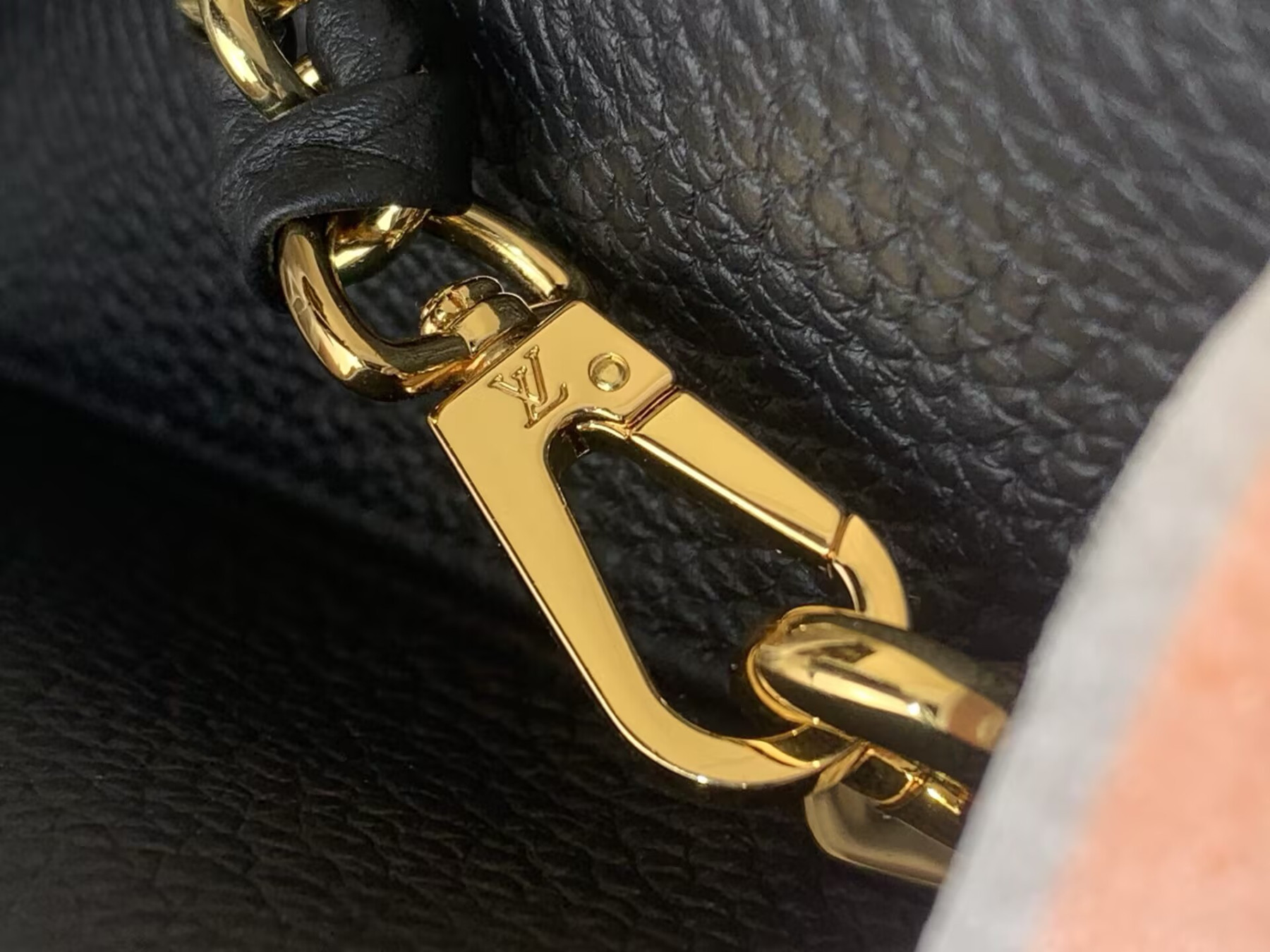 LV Capucines BB M25404 27x17.3x9cm