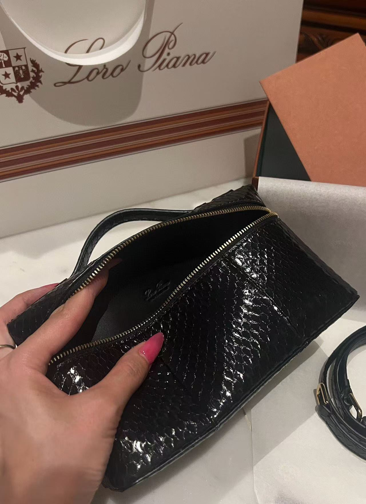 L0r0 P1ana Extra Pocket L19 Bag 11x19x6.5cm