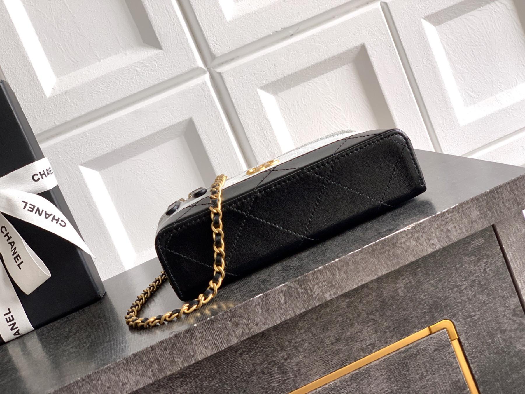 Ch**el vanity with chain ap5186 17x19.5x5cm