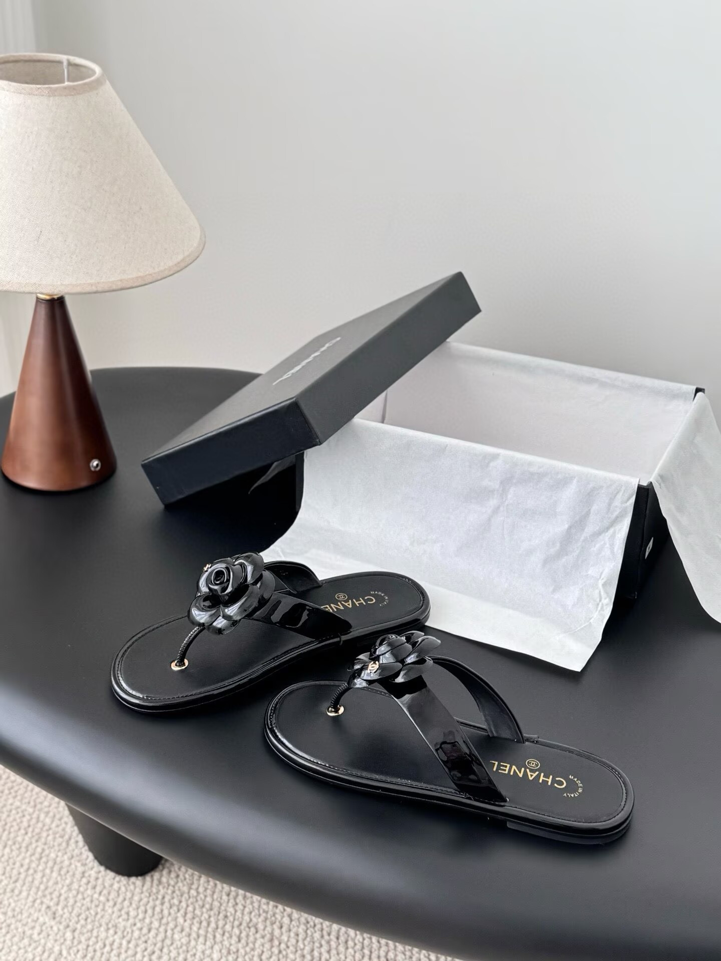 ua Ch**el thongs slides