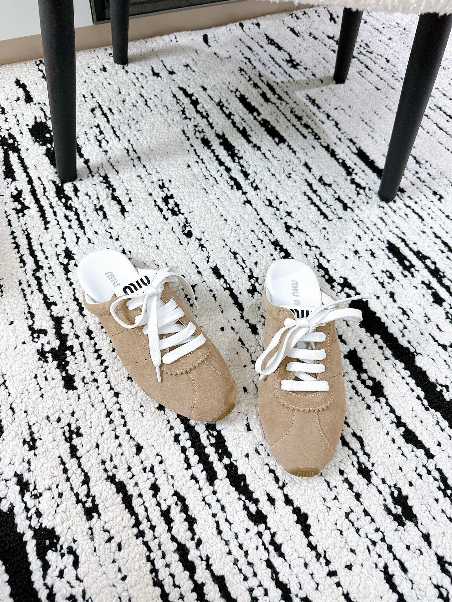 ua M1v M1v plume suede mules