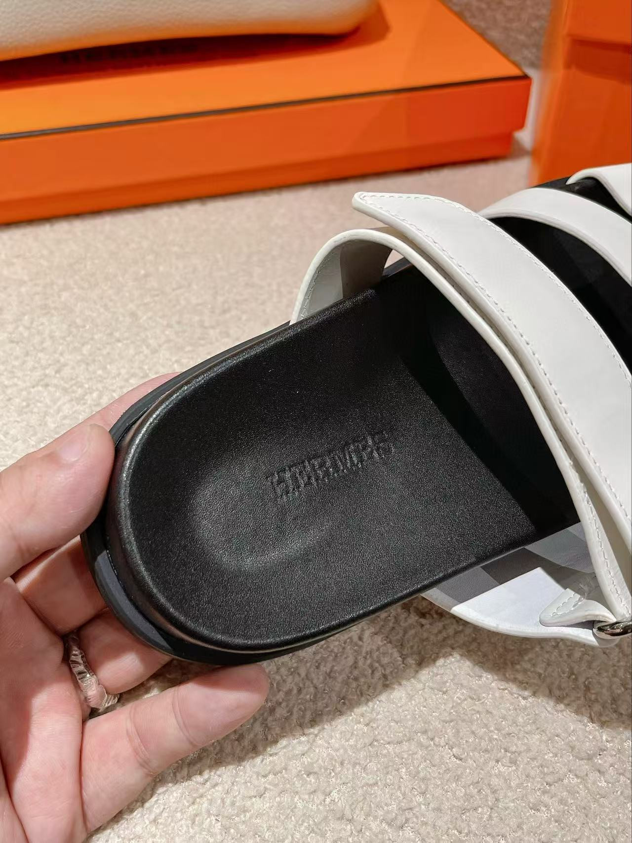 UA H**me5 Chypre Sandal